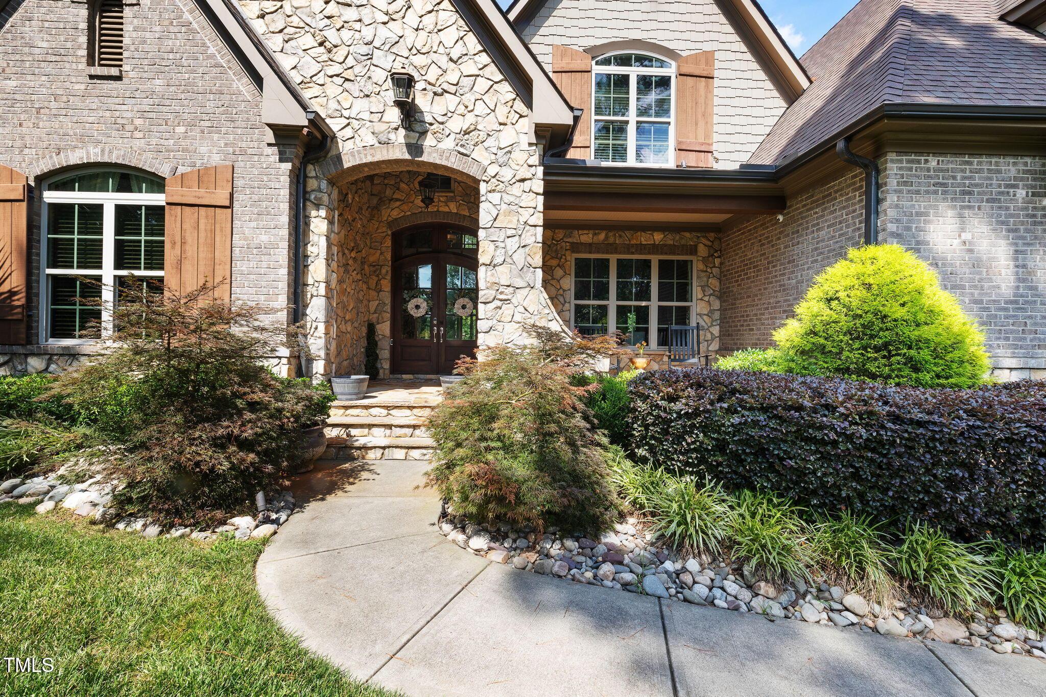 Image 4: Front Entrance