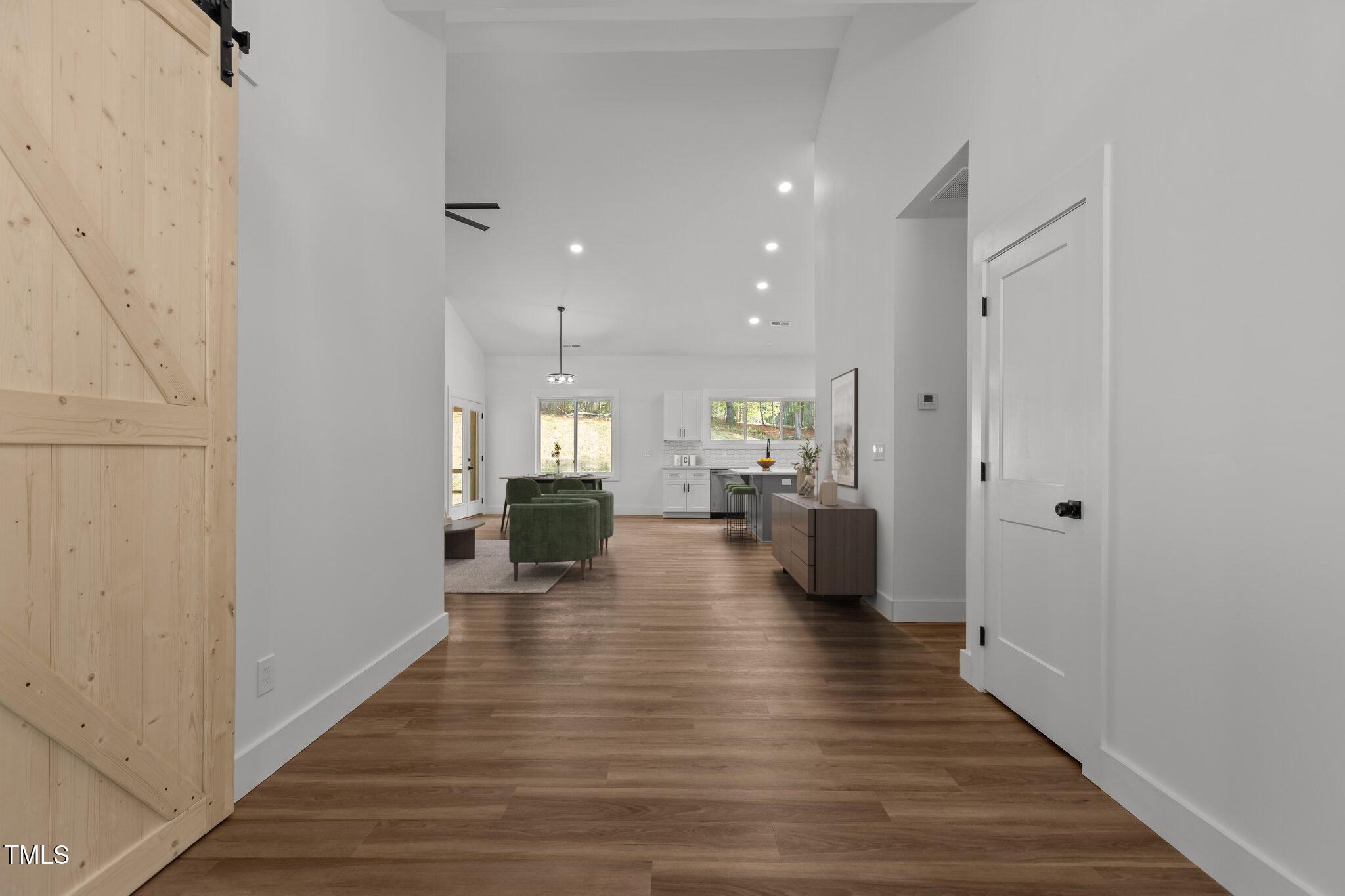 Image 4: Foyer