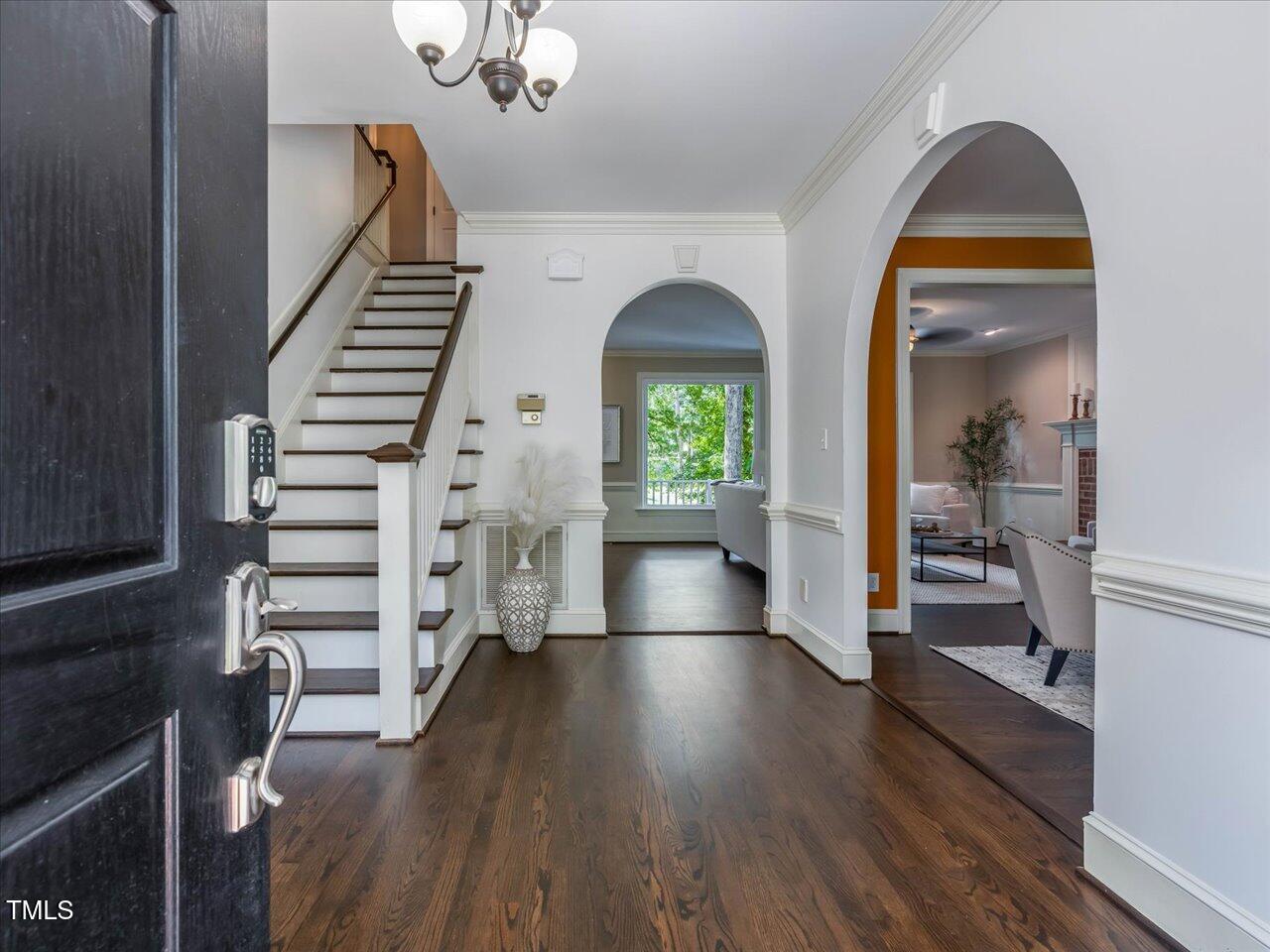 Image 4: 008-Foyer
