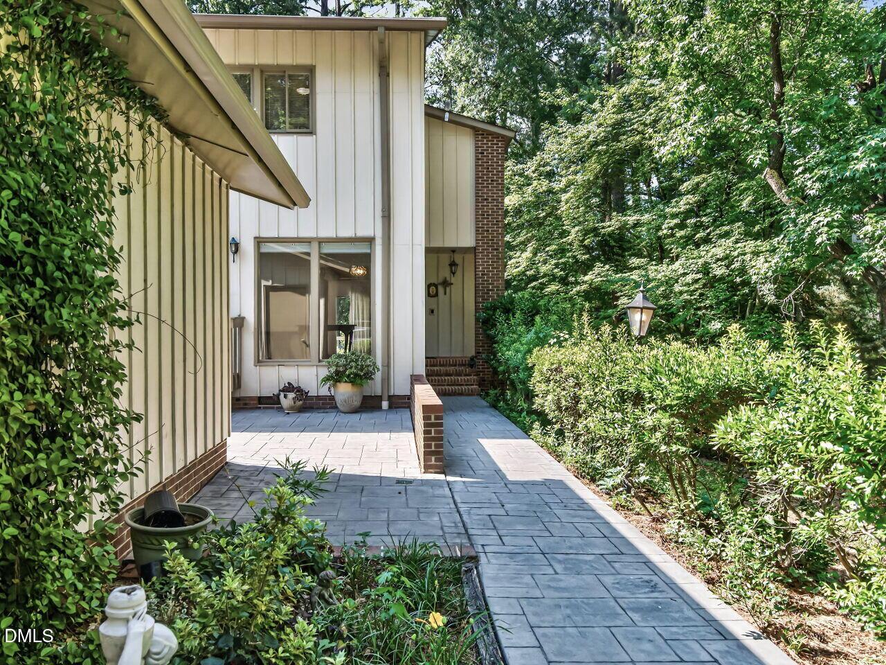 Image 2: 002-1280x960-entry-walk