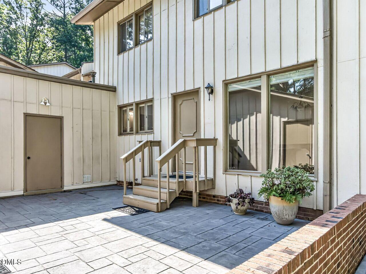 Image 3: 003-1280x960-patio