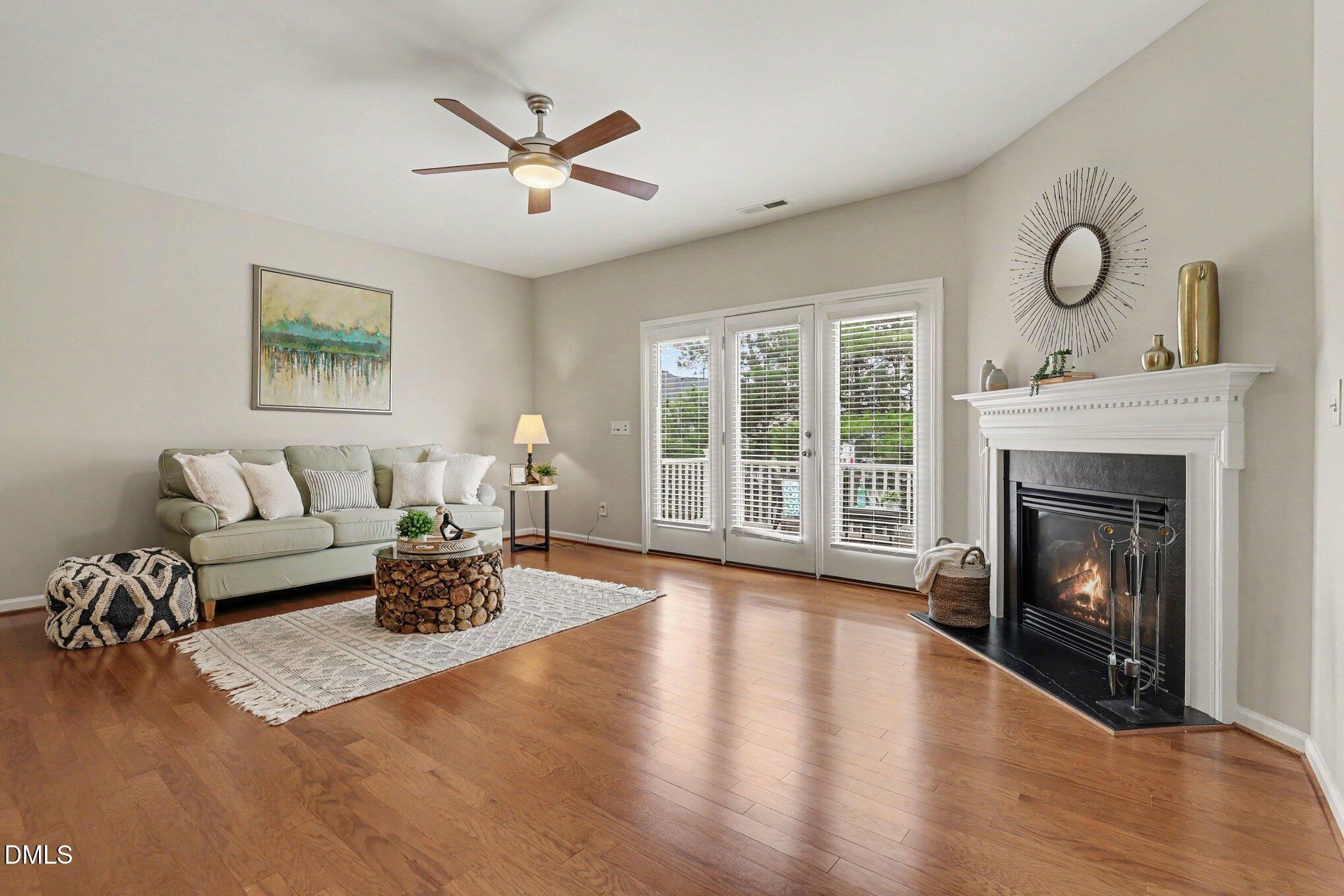 Image 2: Living room