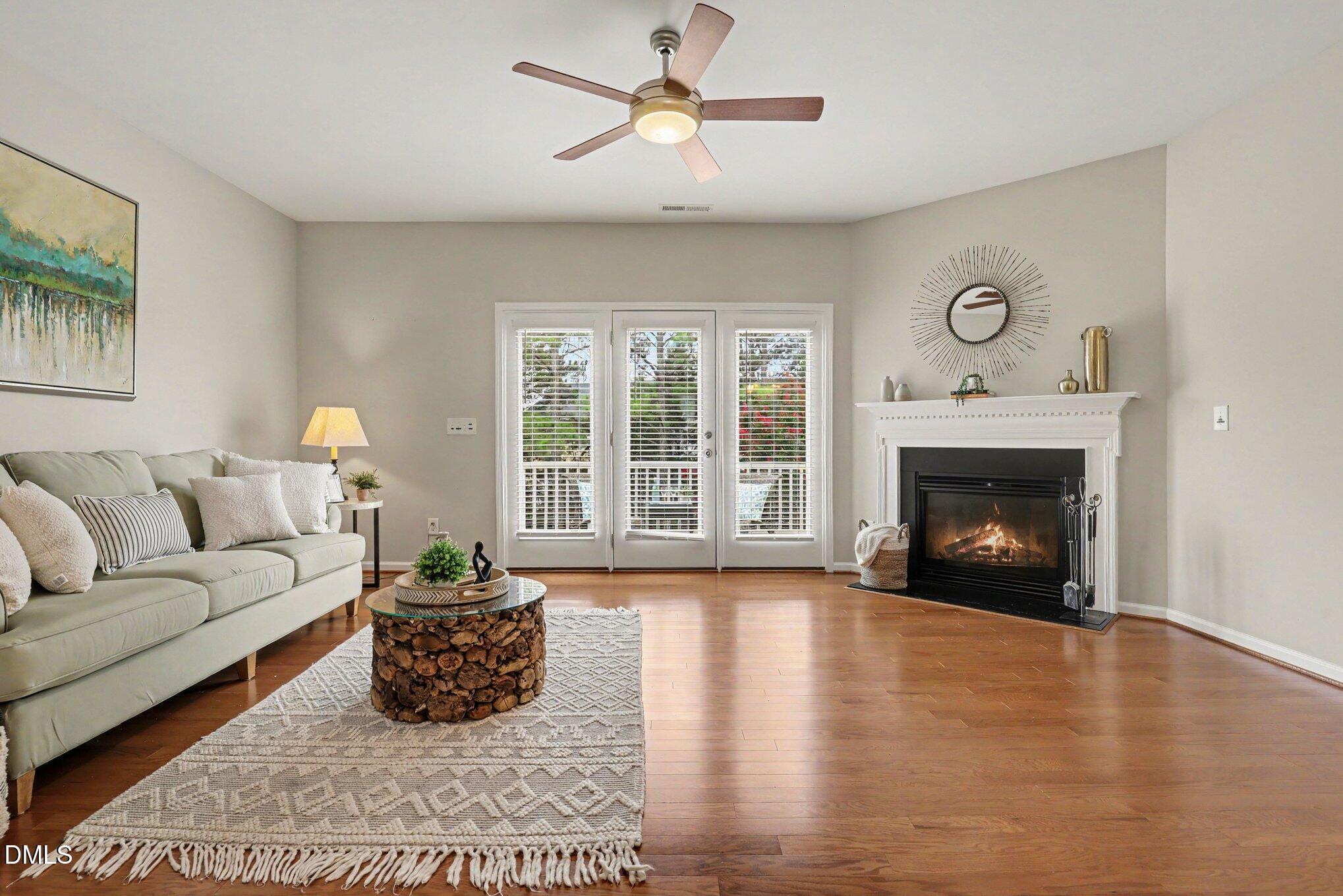 Image 3: Living Room
