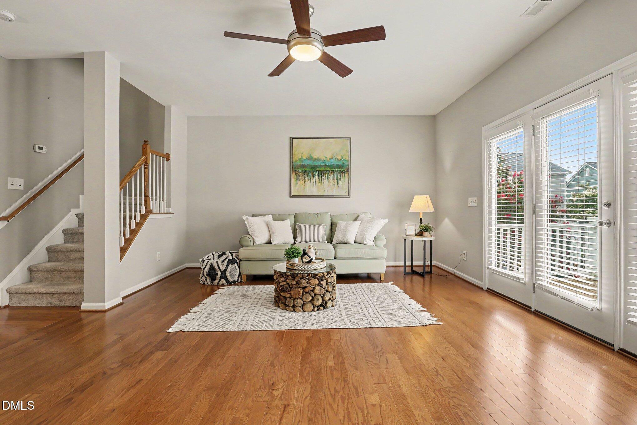 Image 4: Living Room