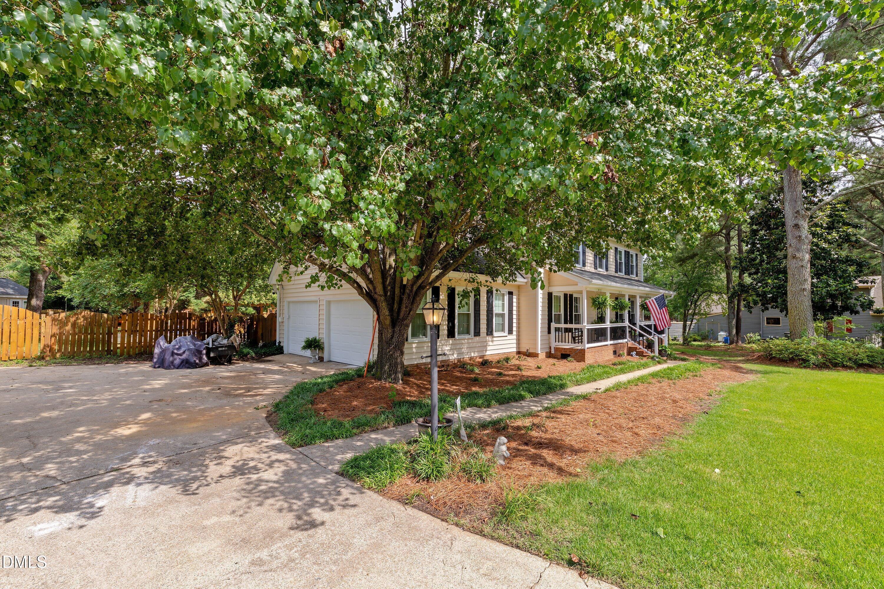 Image 3: 2-car side garage