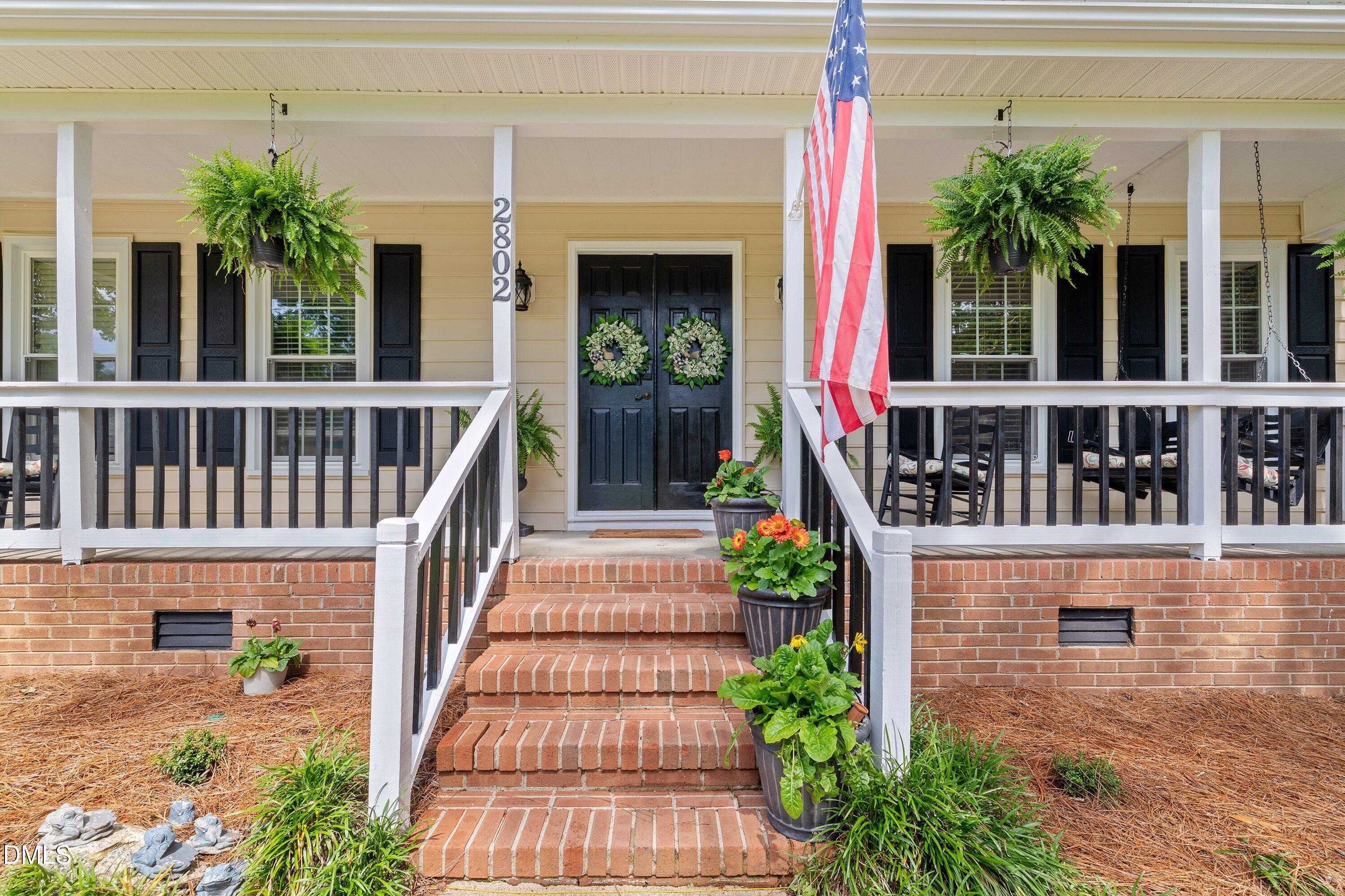 Image 4: Rocking chair front porch