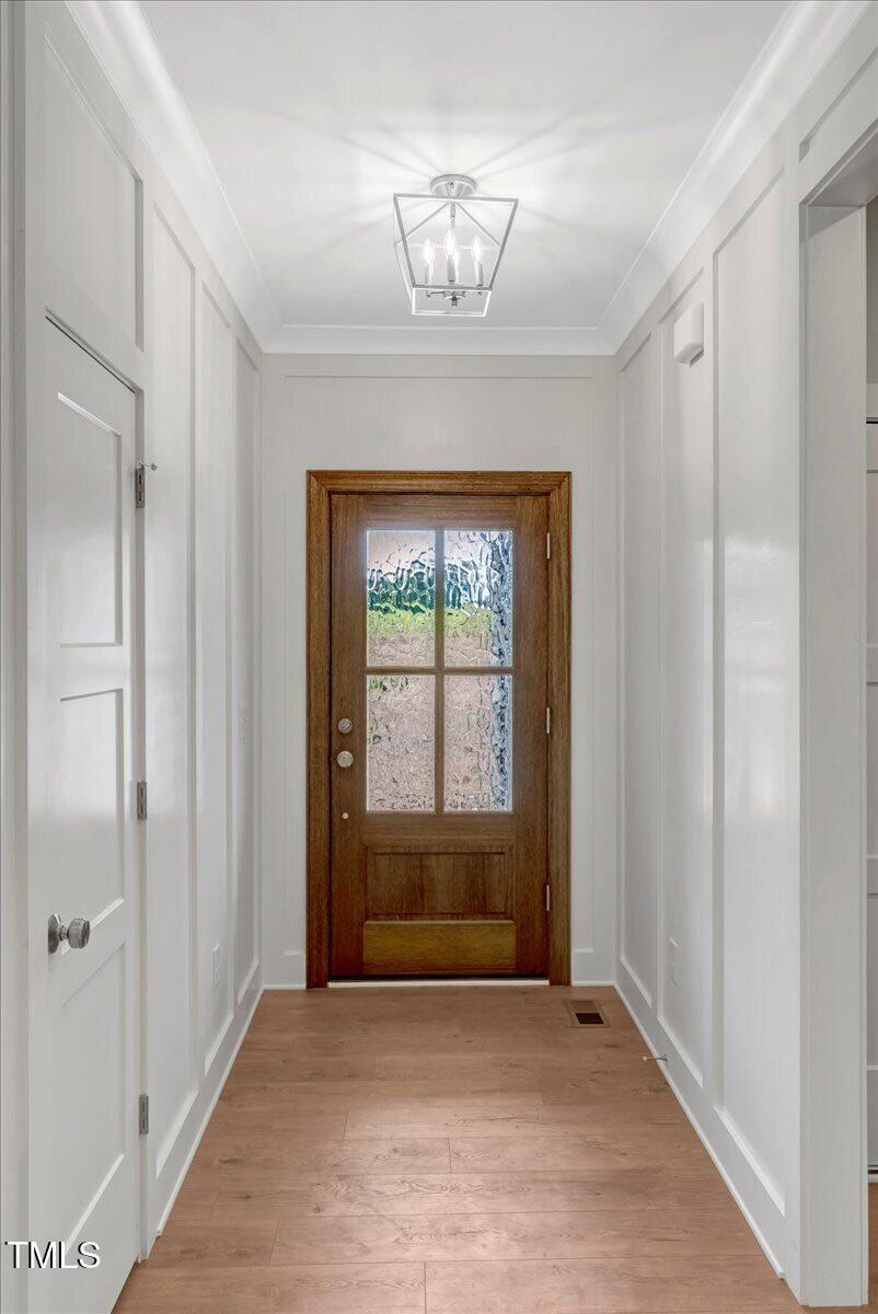 Image 4: Foyer