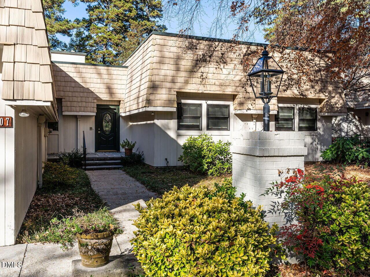 Image 2: 003-1280x960-front-porch