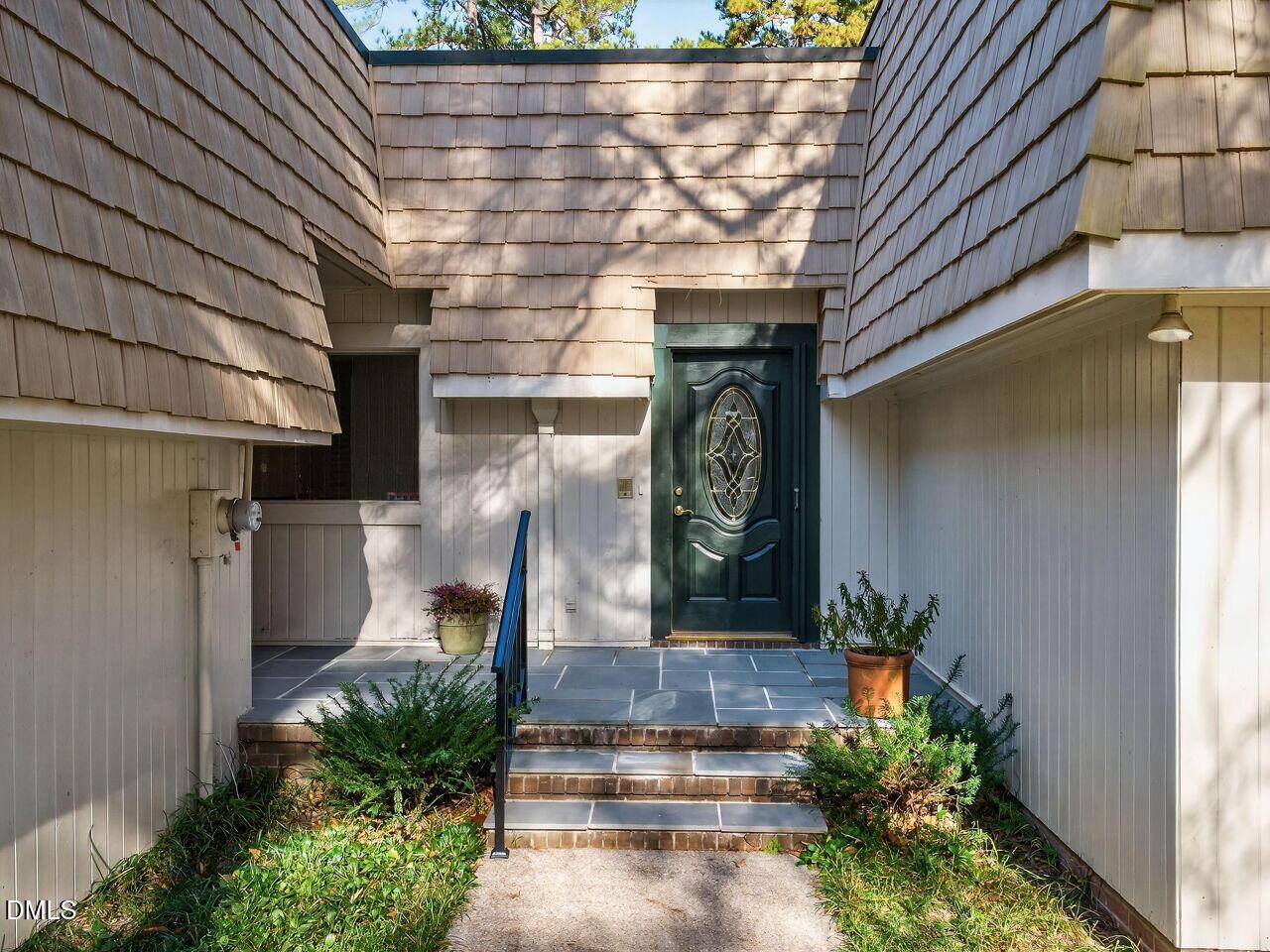 Image 3: 004-1280x960-front-porch