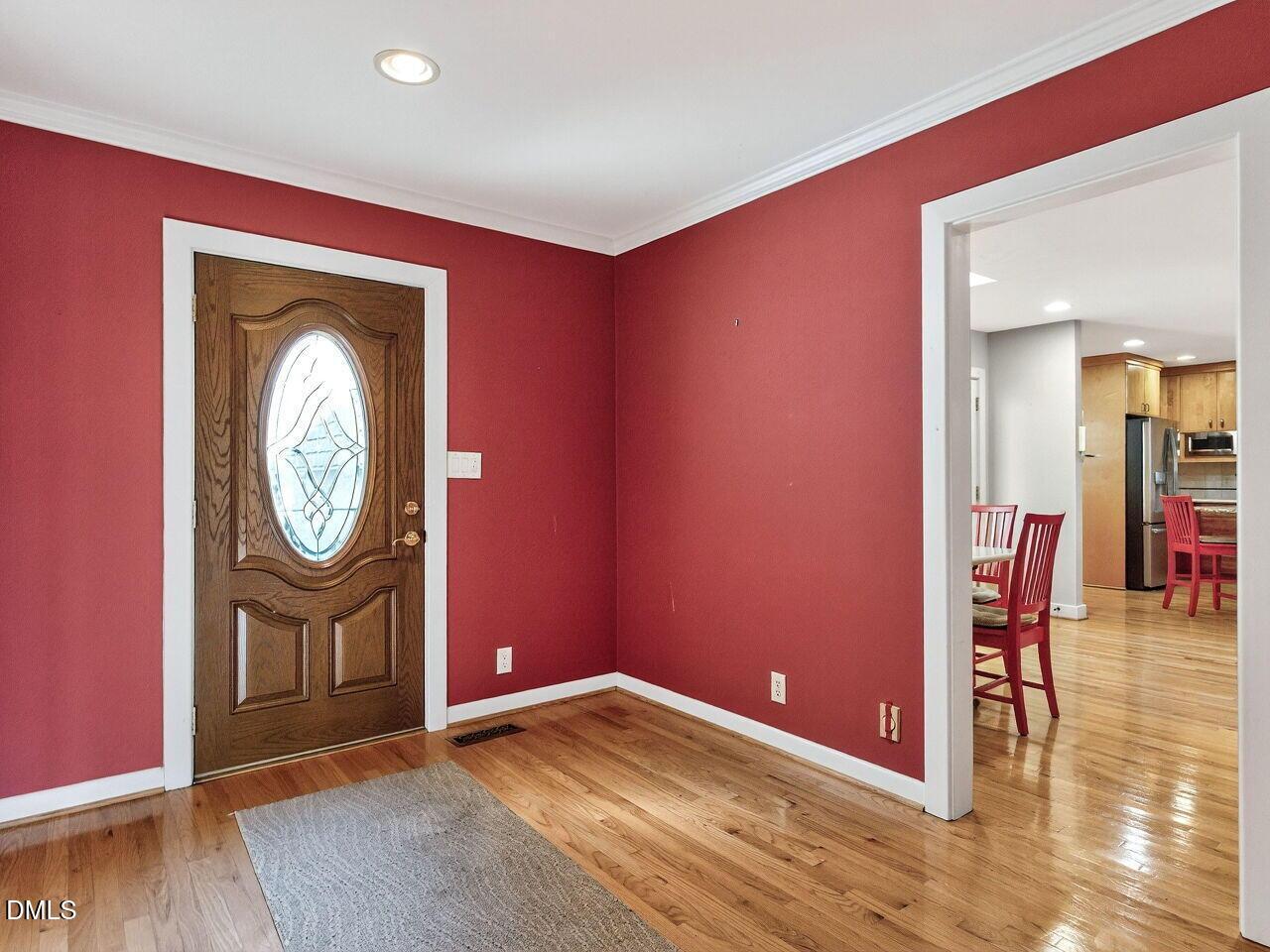 Image 4: 005-1280x960-foyer