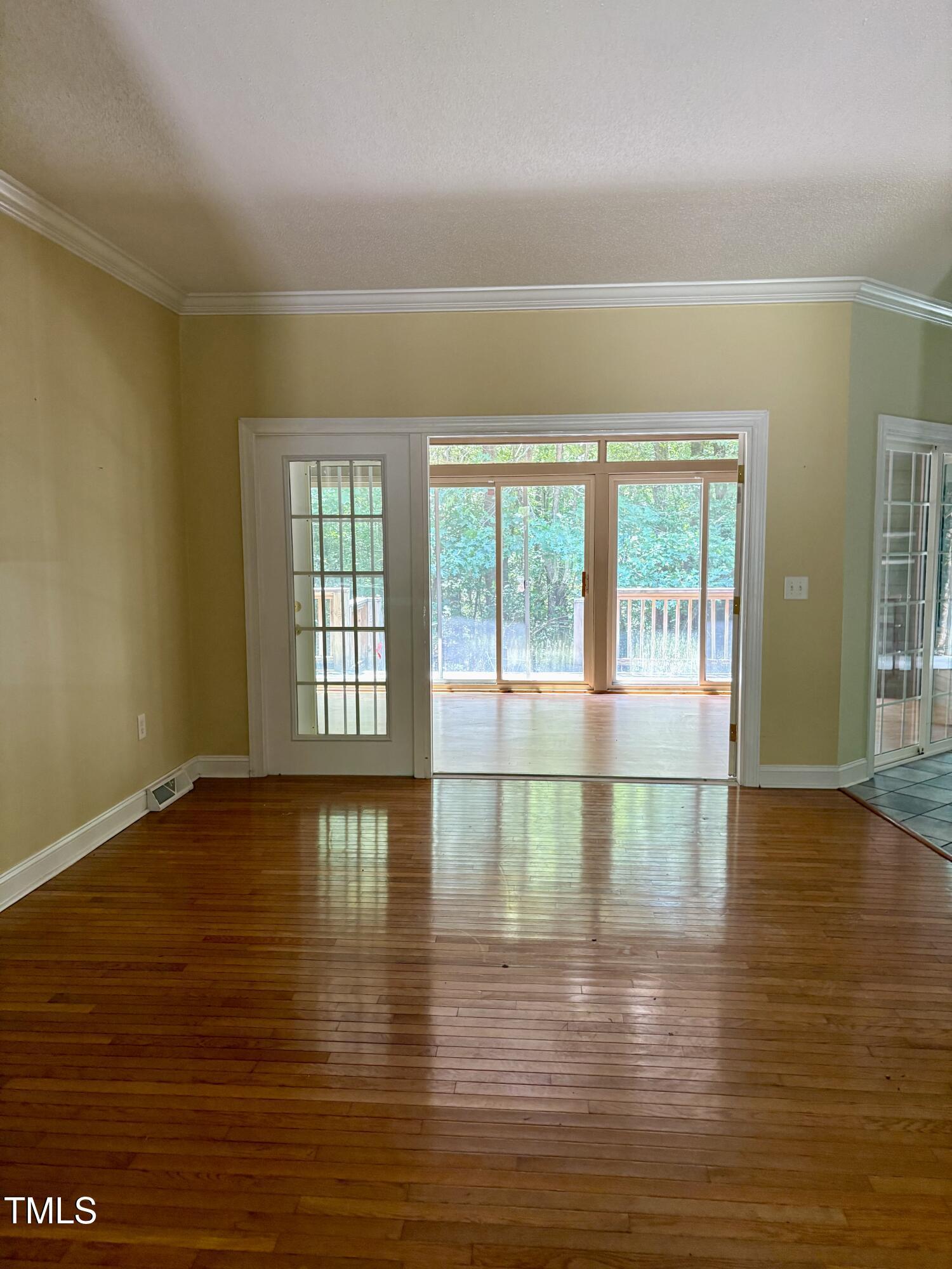 Image 4: living