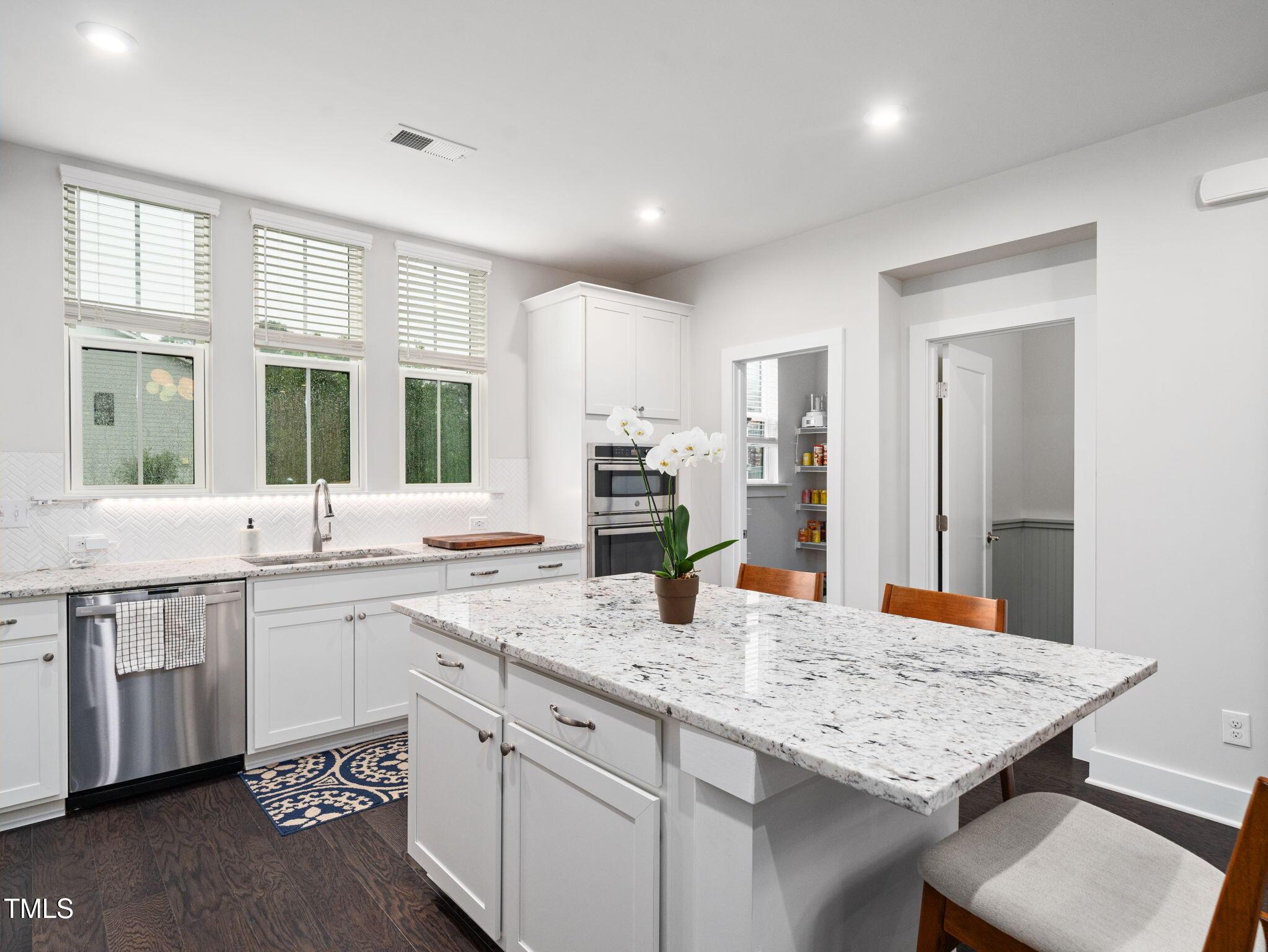 Image 3: 8-web-or-mls-916 Waterside View-167 Image 3: 8-web-or-mls-916 Waterside View-167