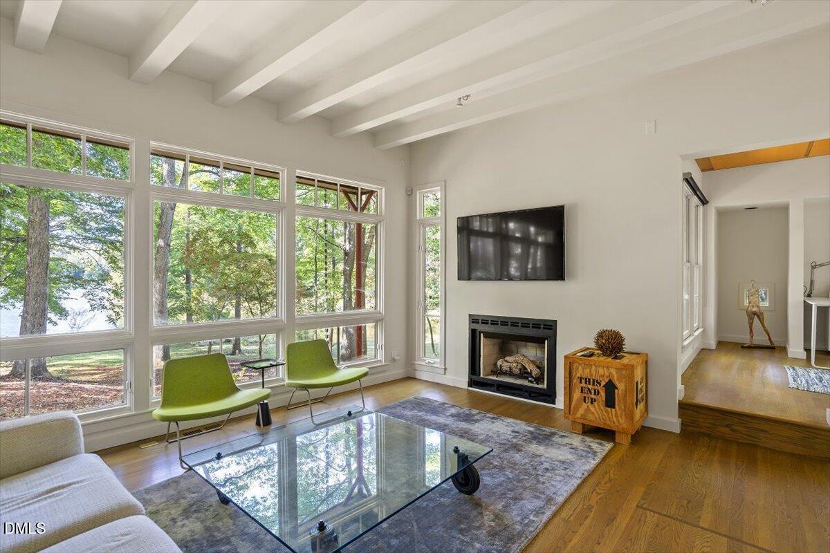 Image 2: arrowhead living room