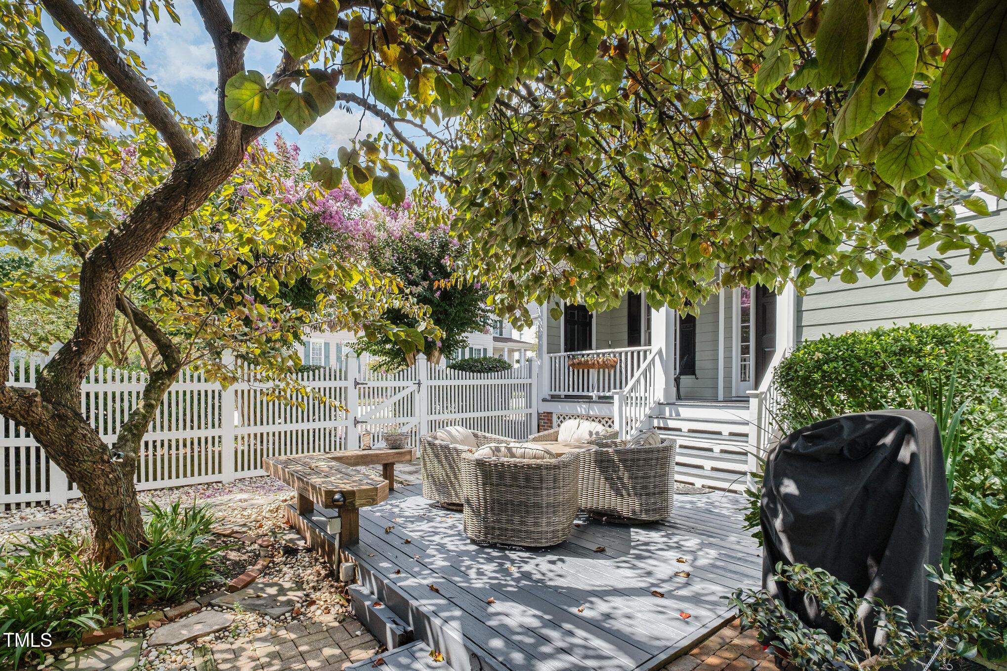 Image 4: Front Deck