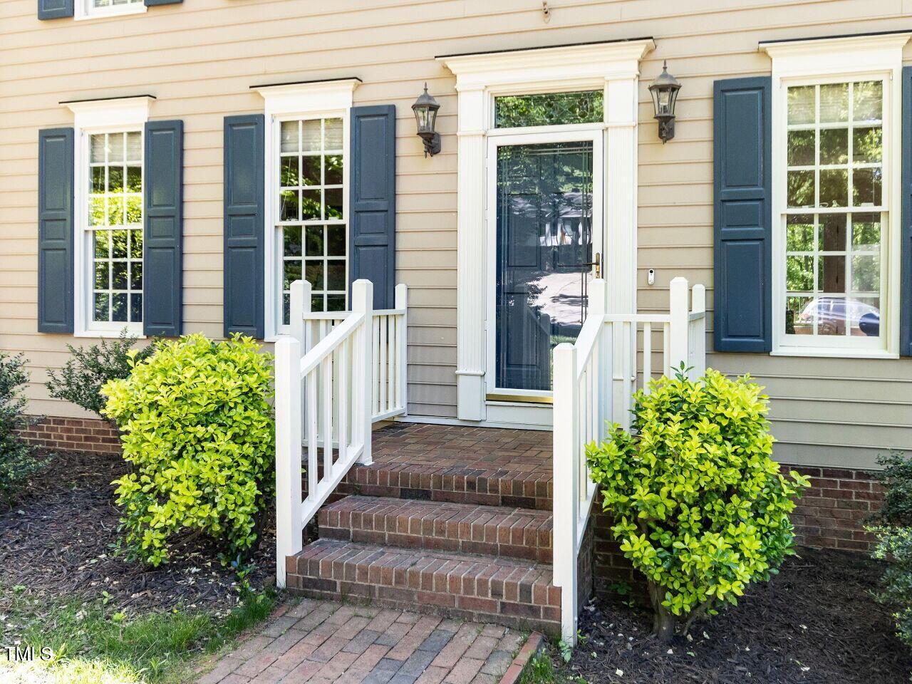 Image 3: 003-1280x960-front-entry