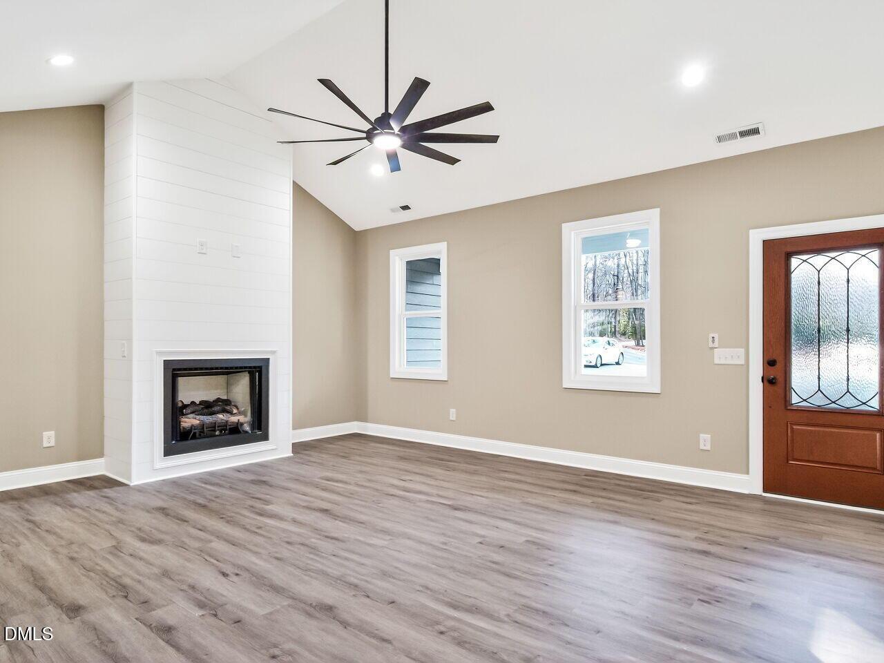 Image 4: 004-1280x960-living-room