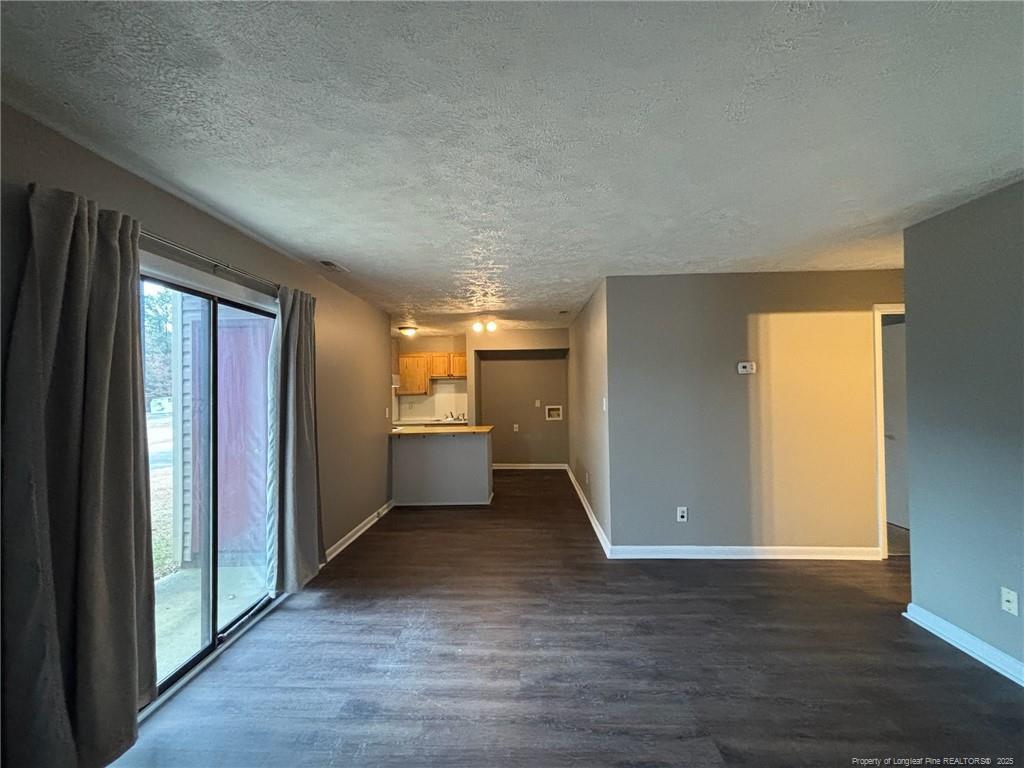 Image 4: A NICE SIZE LIVING ROOM/BREAKFAST NOOK