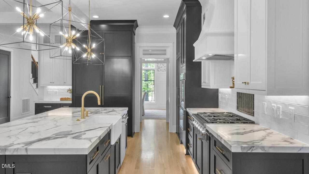 Image 3: Gorgeous Kitchen