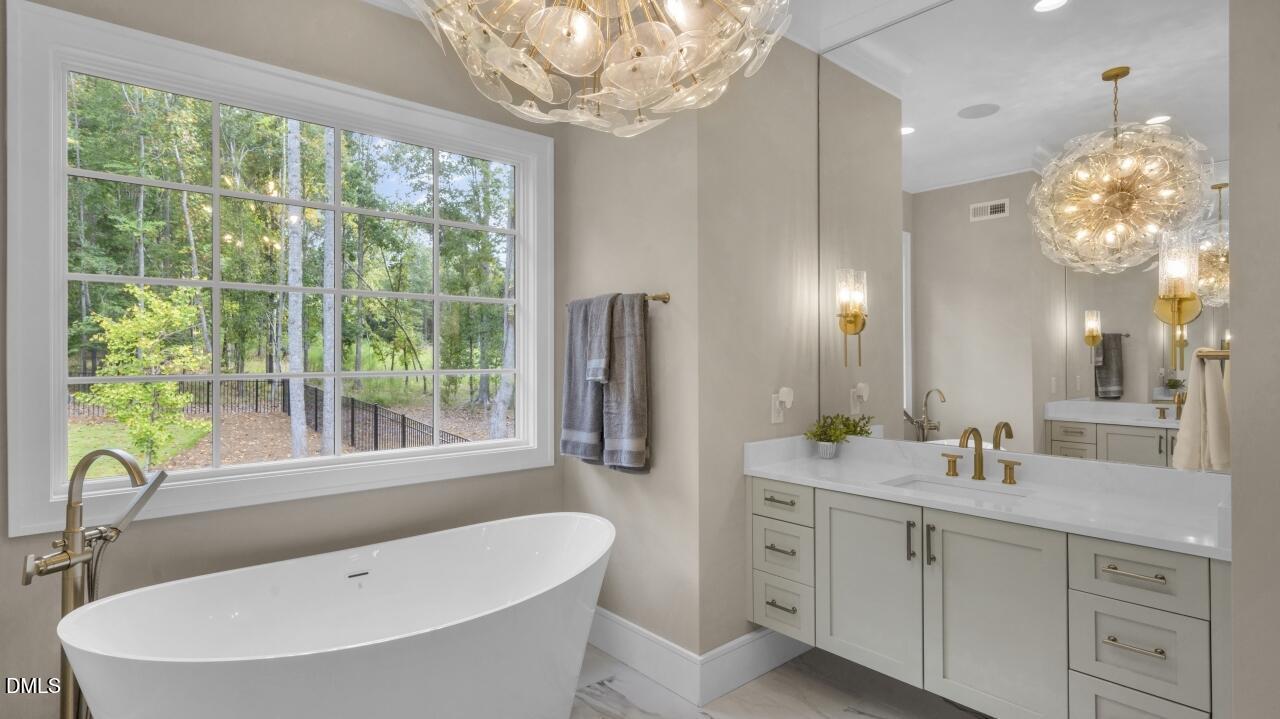 Image 4: Luxury with a Private View