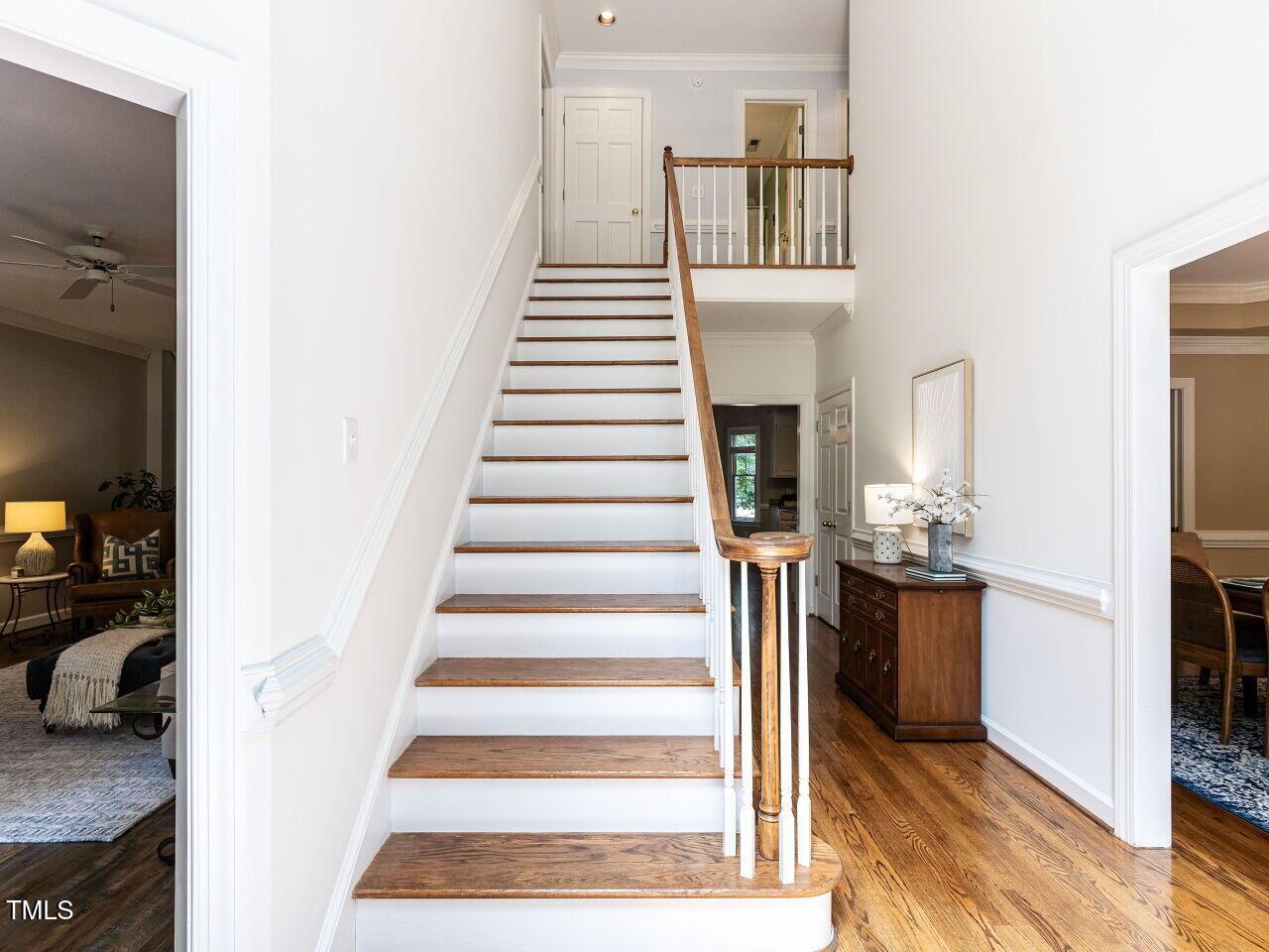 Image 4: 007-1280x960-foyer-entry