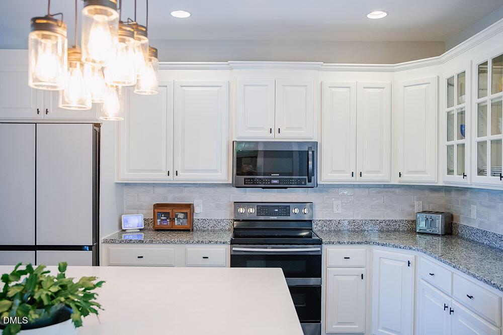 Image 3: Kitchen