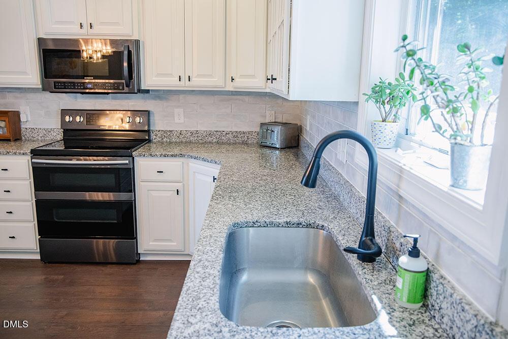 Image 4: Kitchen