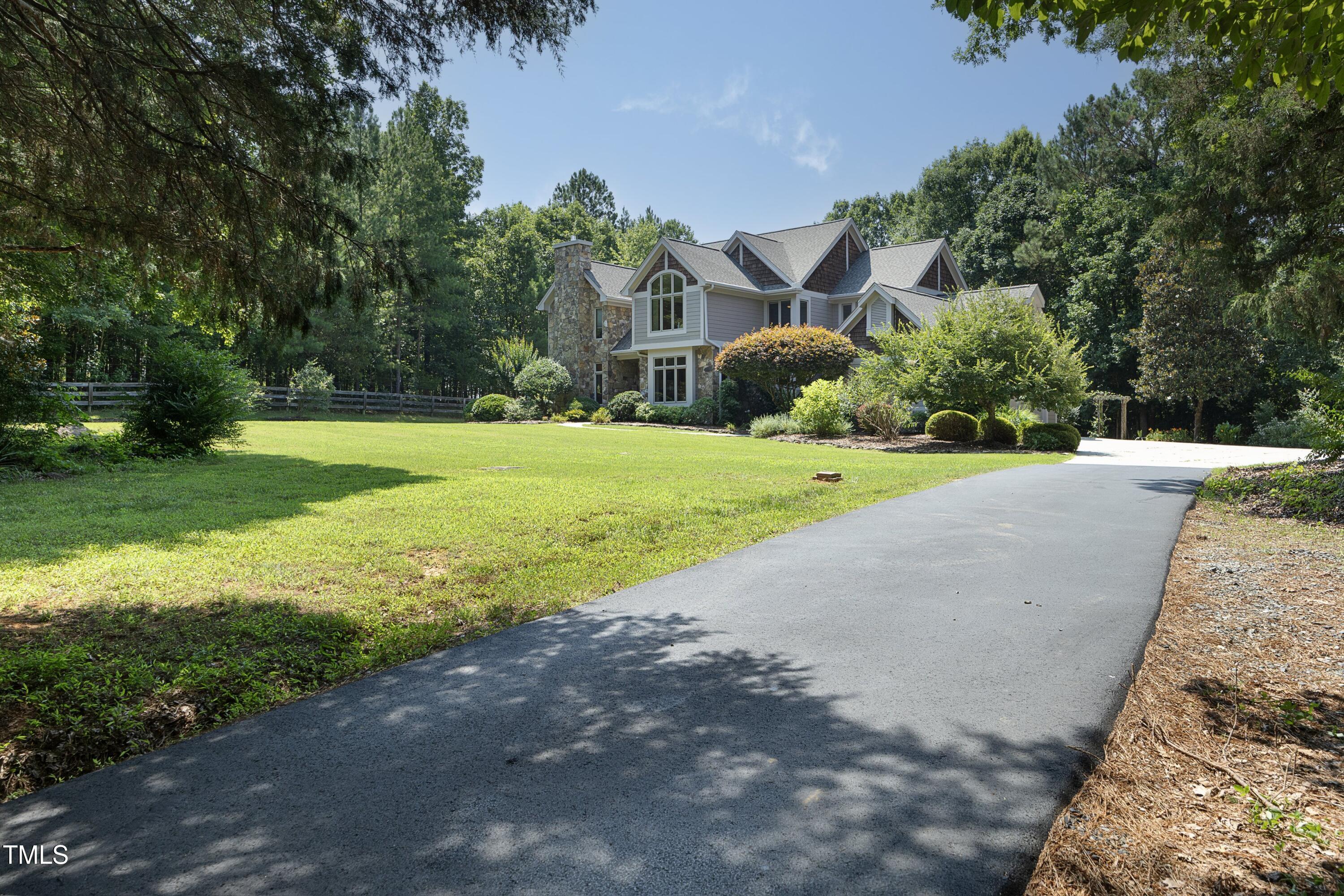 Image 4: 05Driveway
