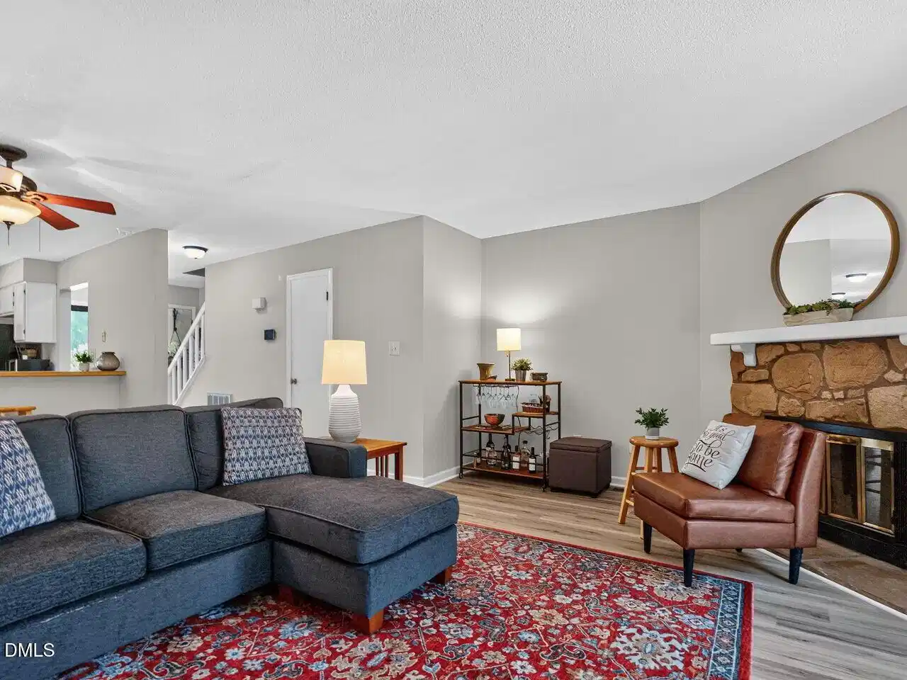 Image 1: 016-1280x960-family-room
