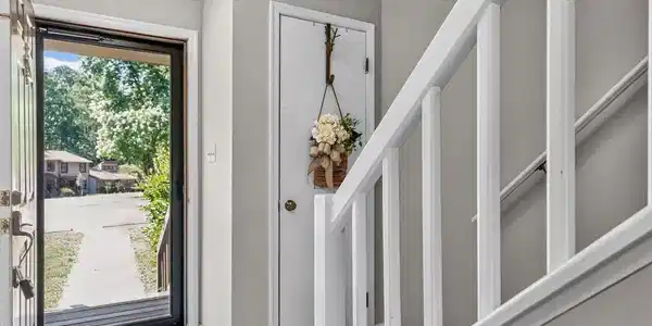 Image 2: 005-1280x960-foyer