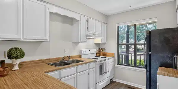 Image 3: 006-1280x960-kitchen