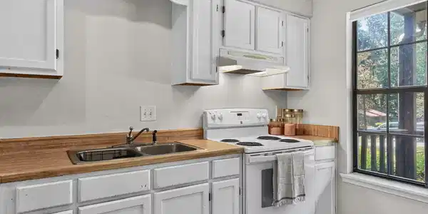 Image 4: 007-1280x960-kitchen