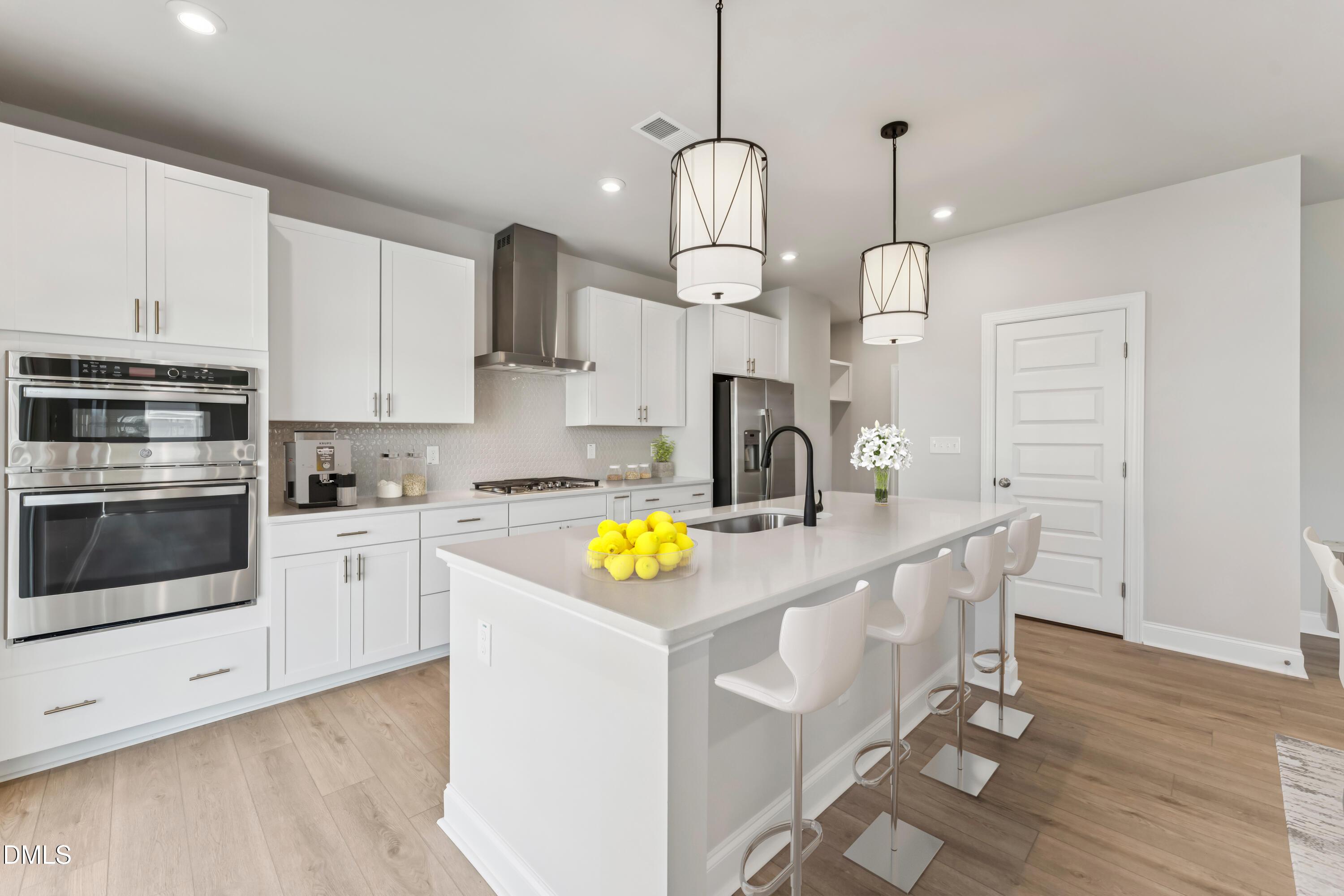 Image 4: Kitchen