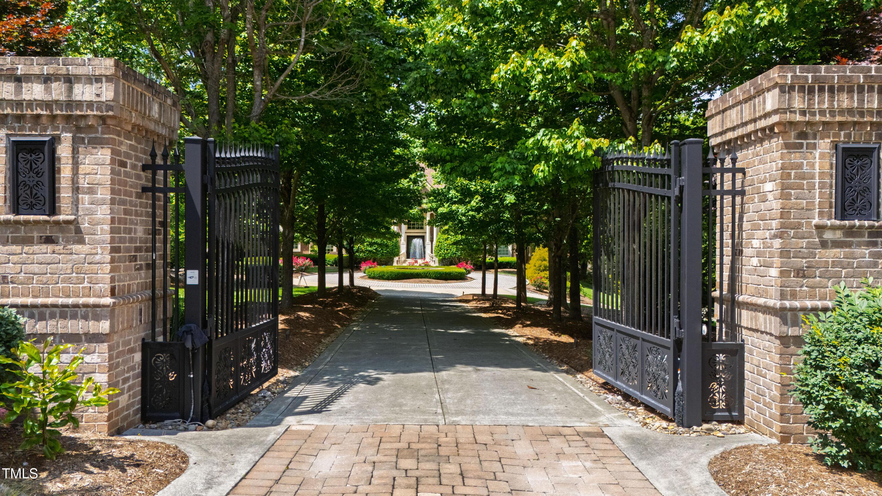 Image 3: 3 Acanthus Ext (20)