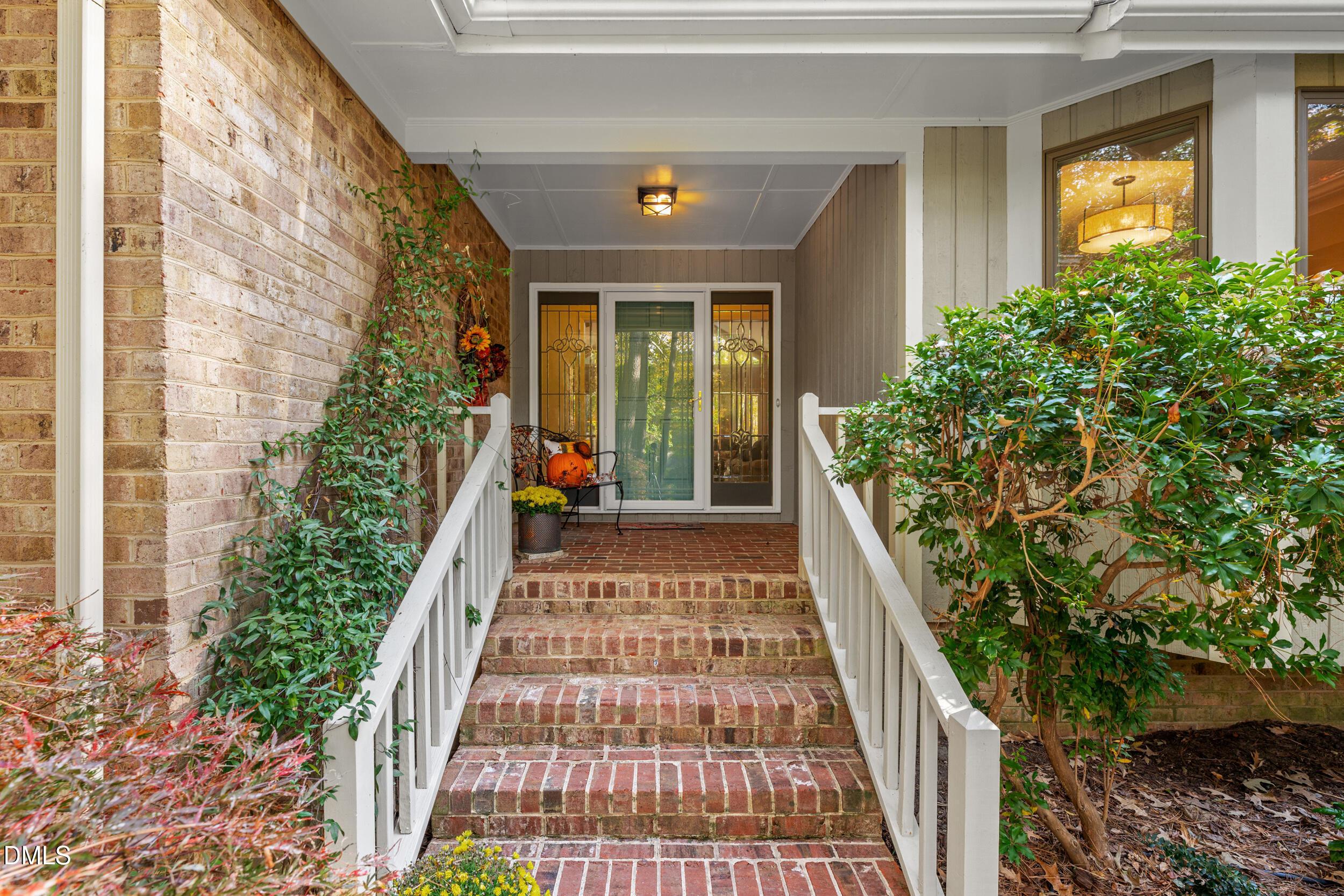 Image 3: 3 -5209 apple valley dr, exterior