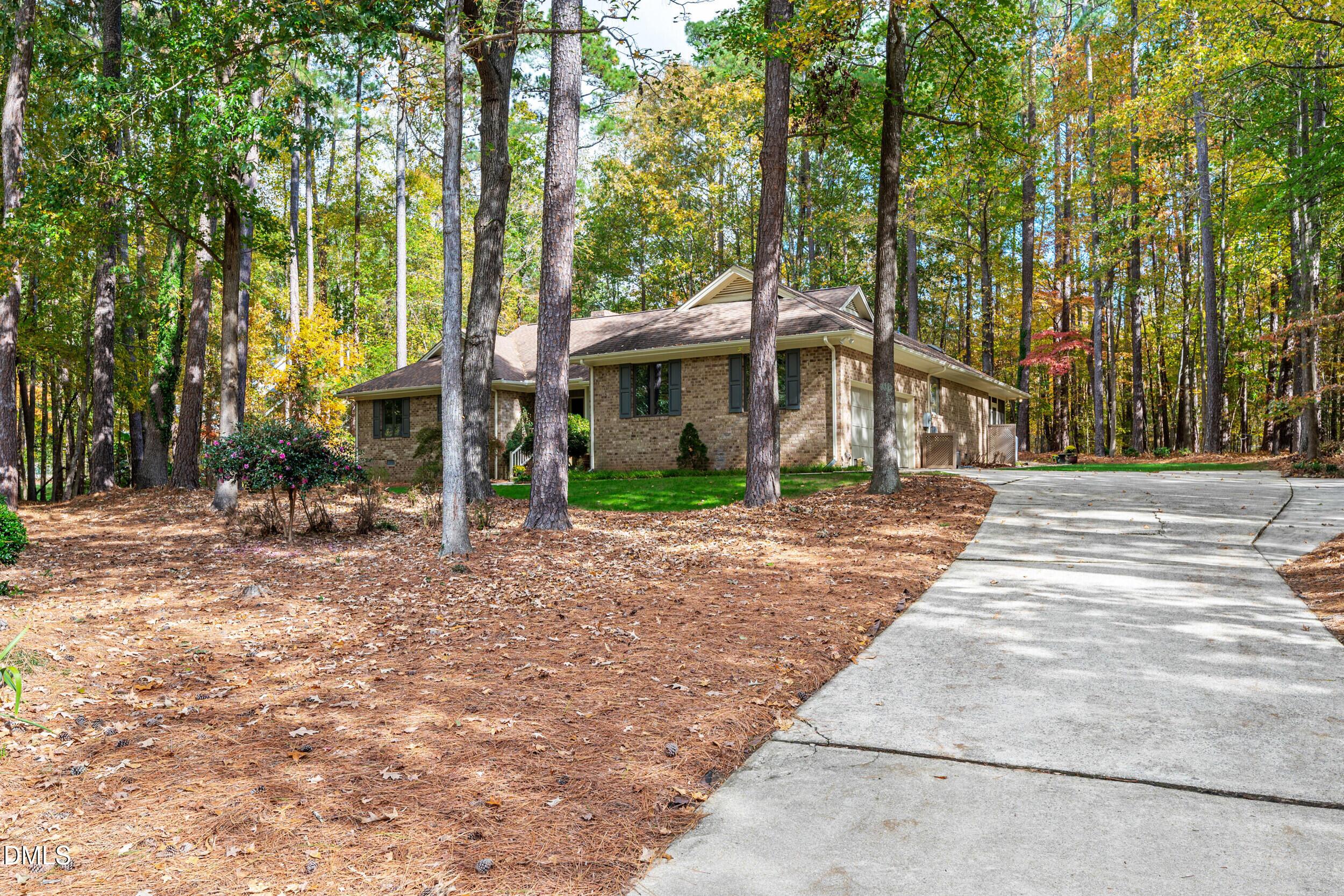 Image 4: 4 -5209 apple valley dr, exterior