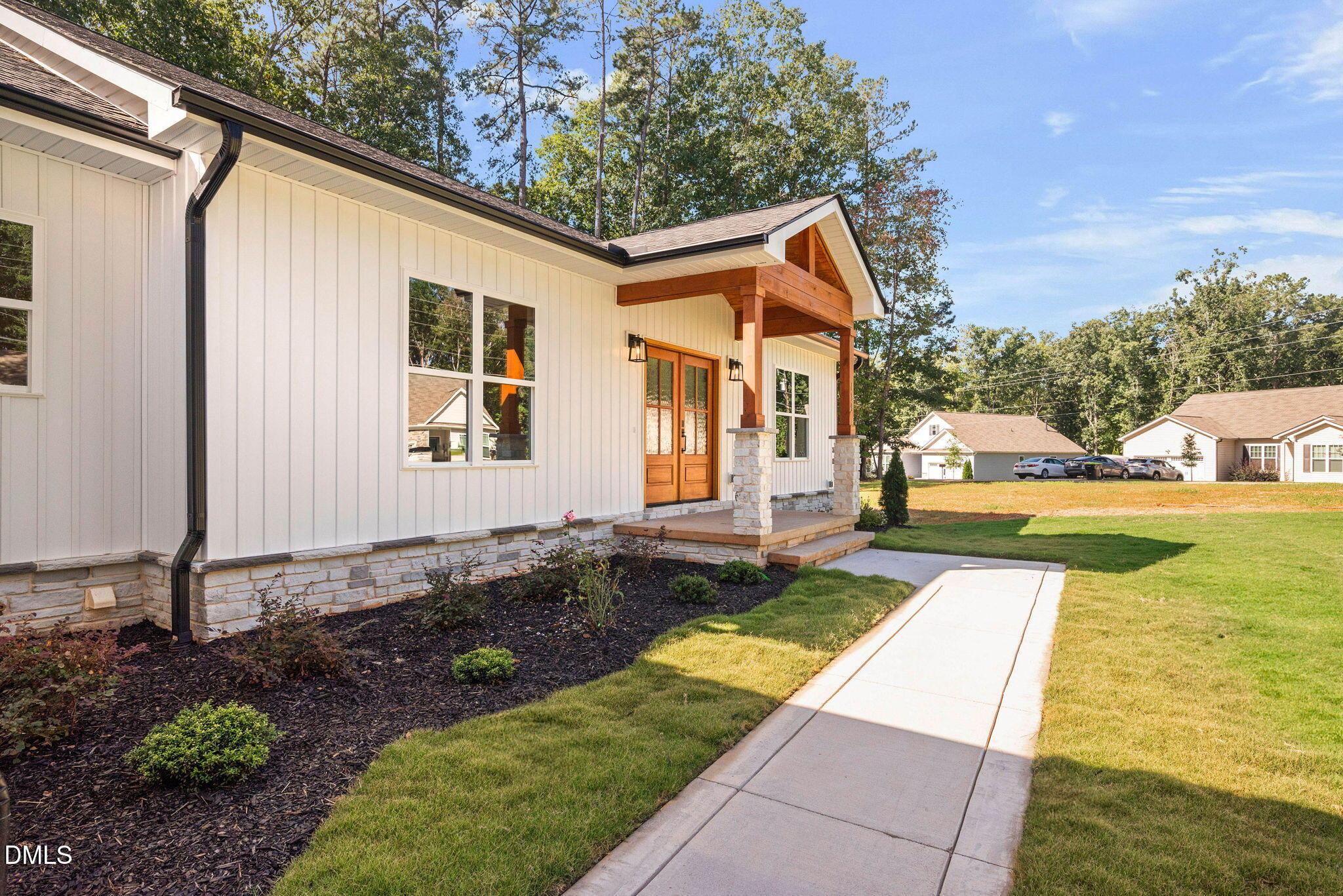 Image 3: 1-web-or-mls-4-print-139-clear-water-rd