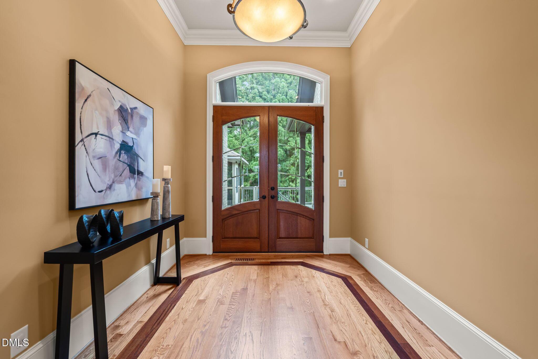 Image 2: Foyer (4)