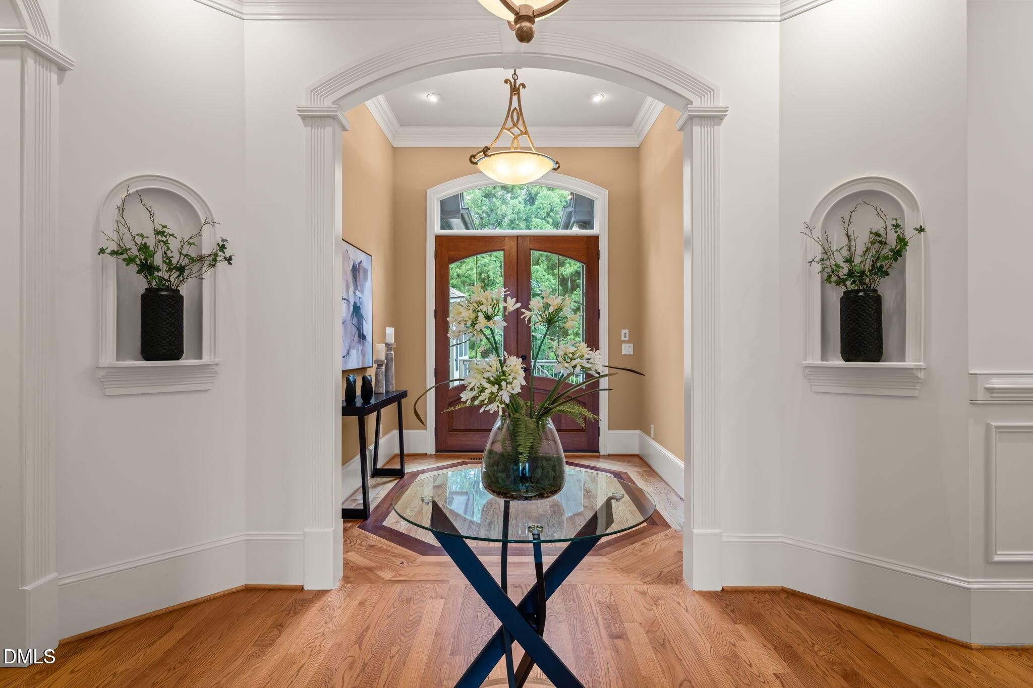 Image 3: Foyer (3)