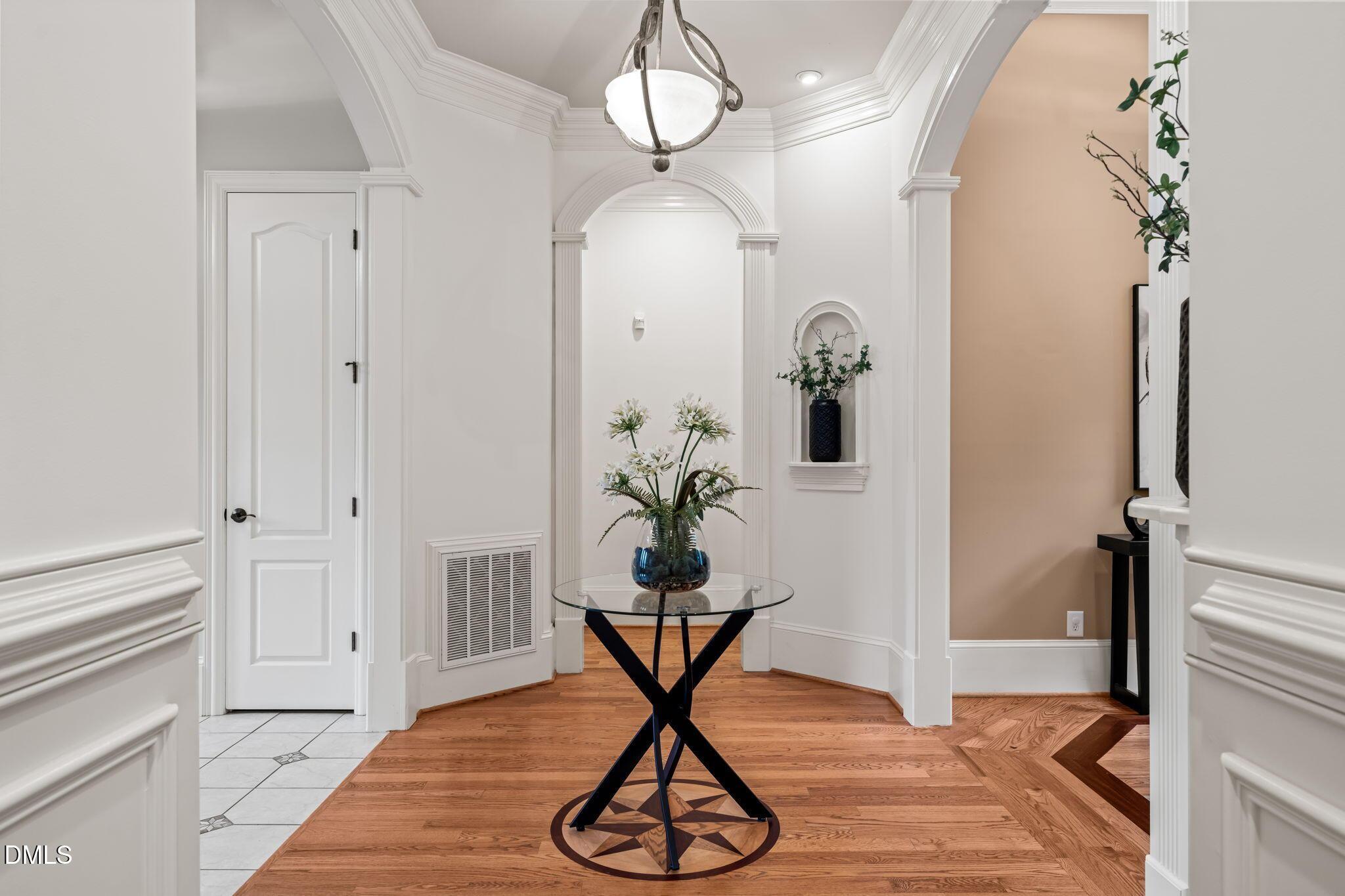Image 4: Foyer (2)