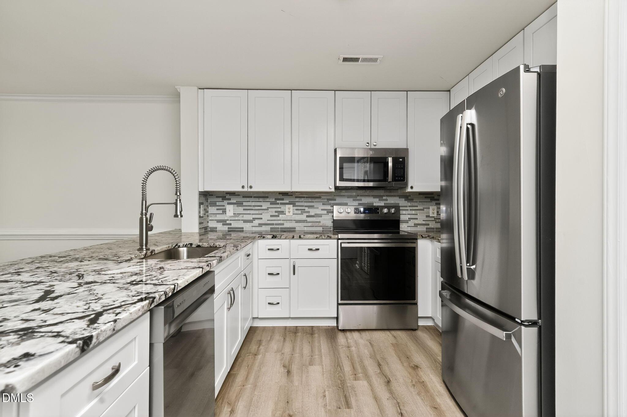 Image 2: 7-web-or-mls-301 Glen Echo Ln-3