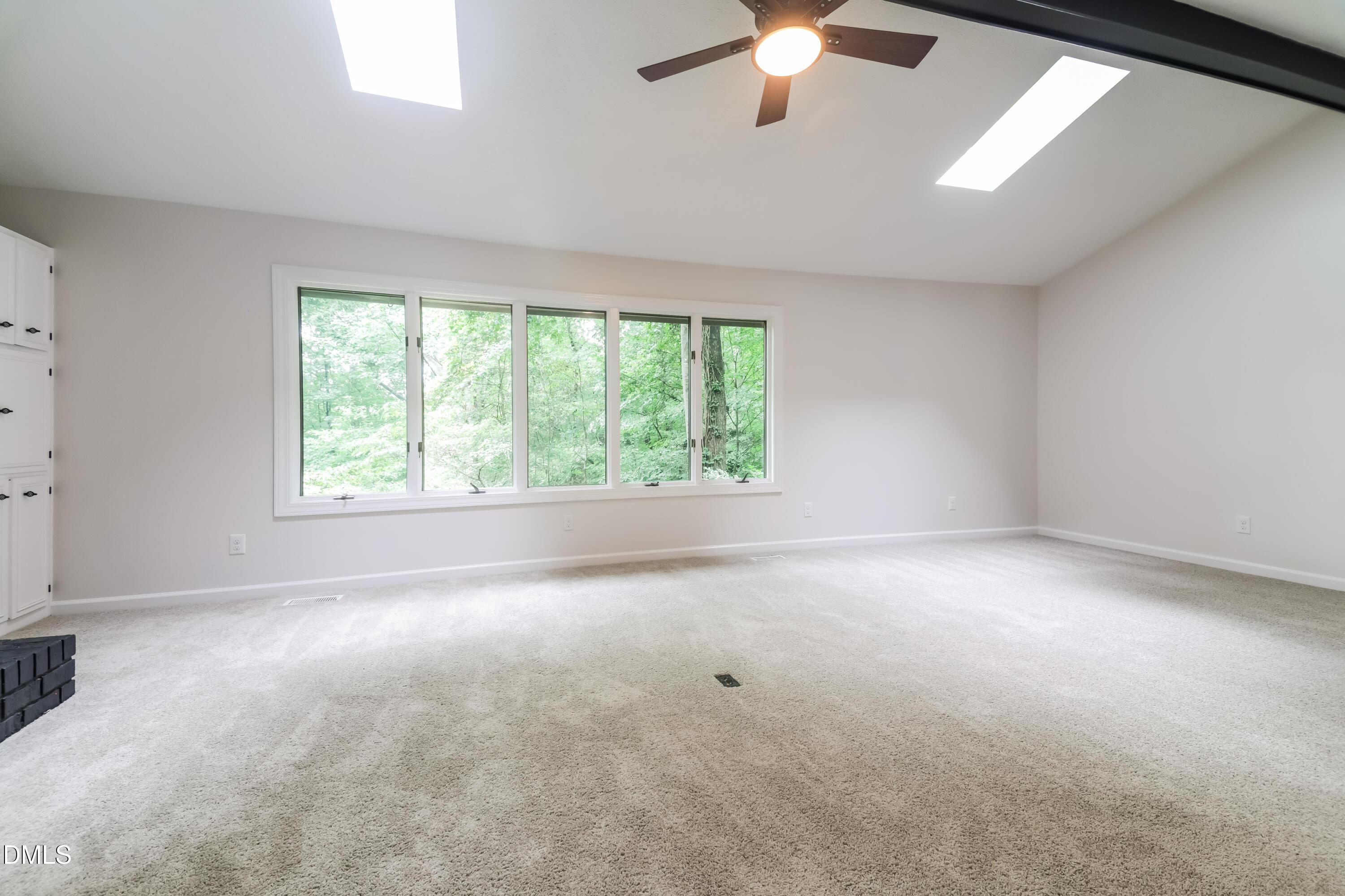 Image 3: Living Room-14695882