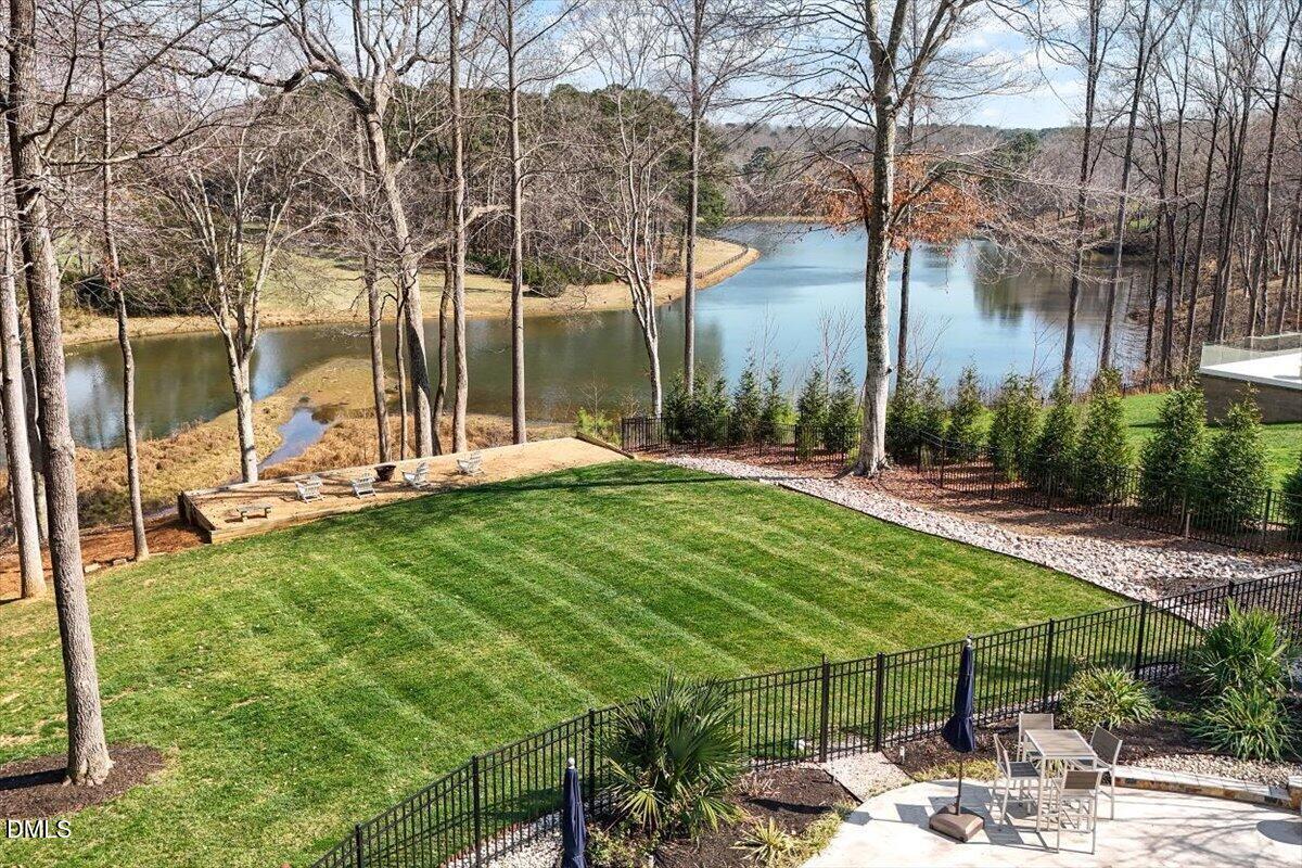 Image 2: Lakefront Property