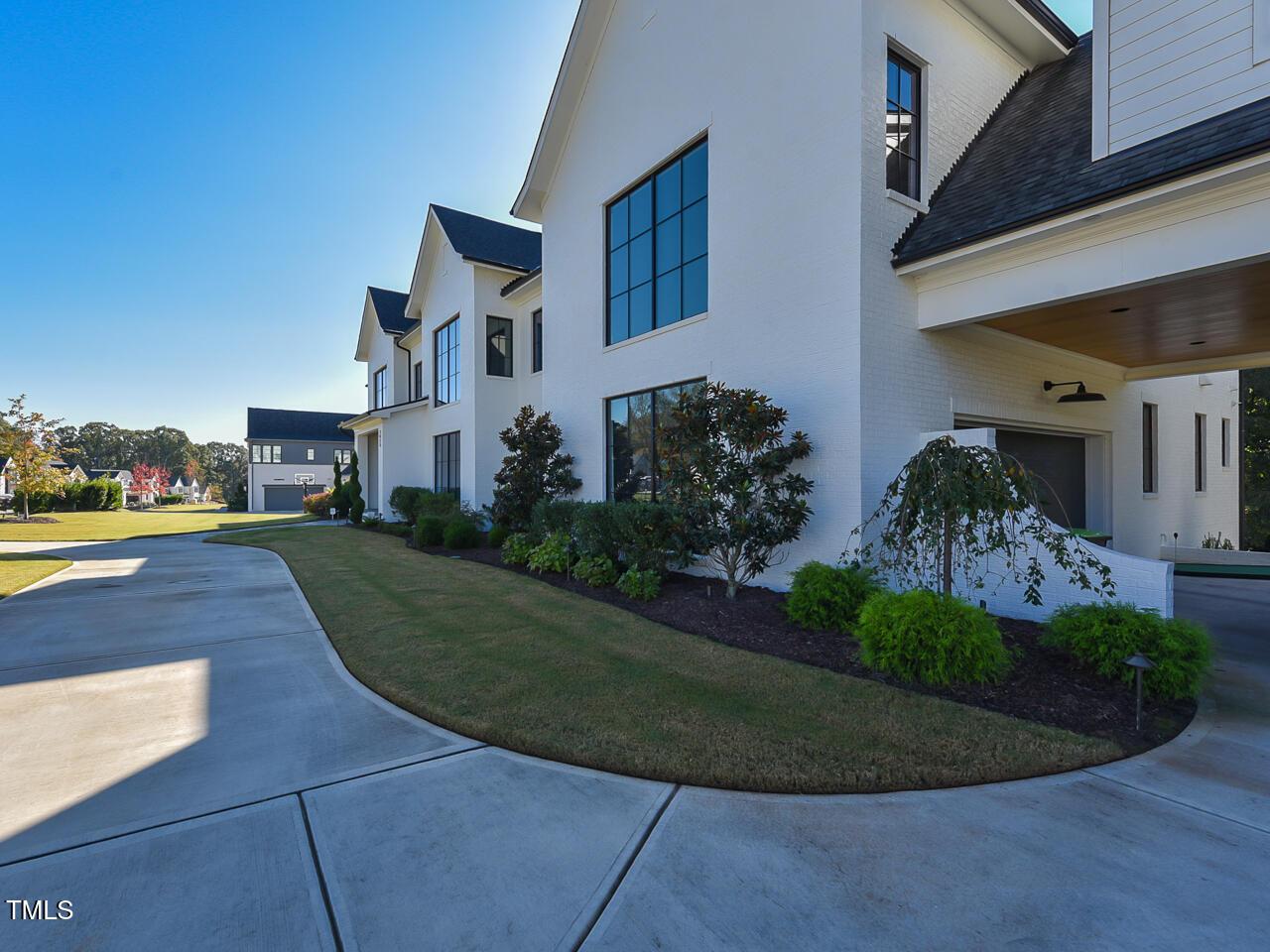 Image 2: Exterior - front - drive 2 - ok