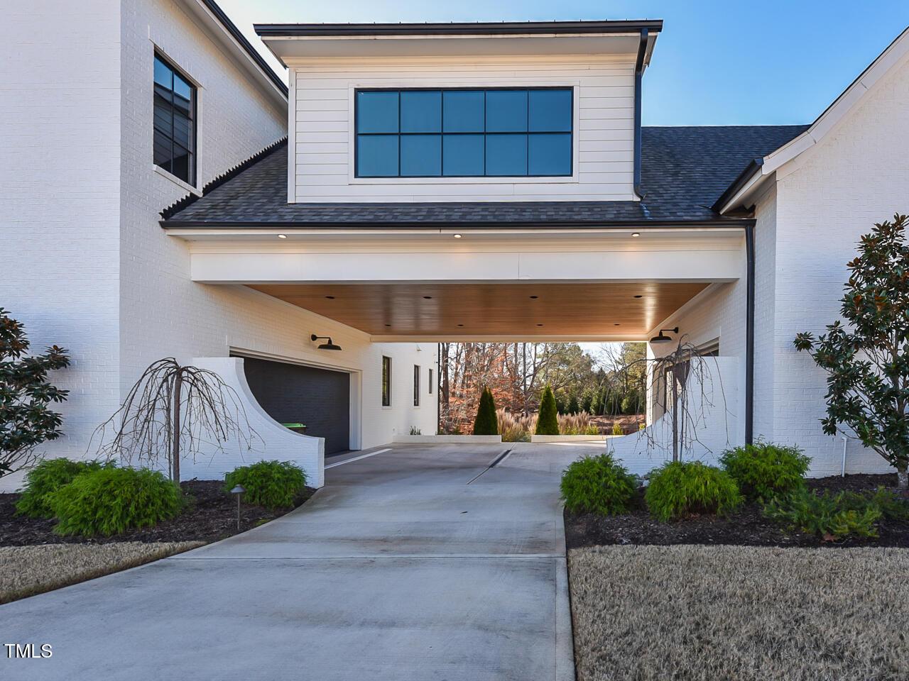 Image 4: Exterior - front garage - ok