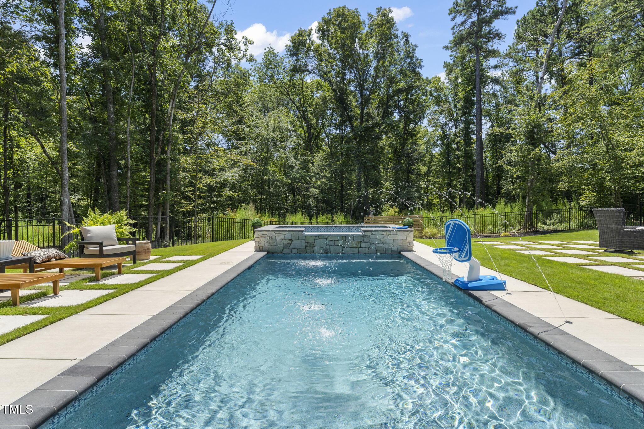 Image 3: Pool (1)