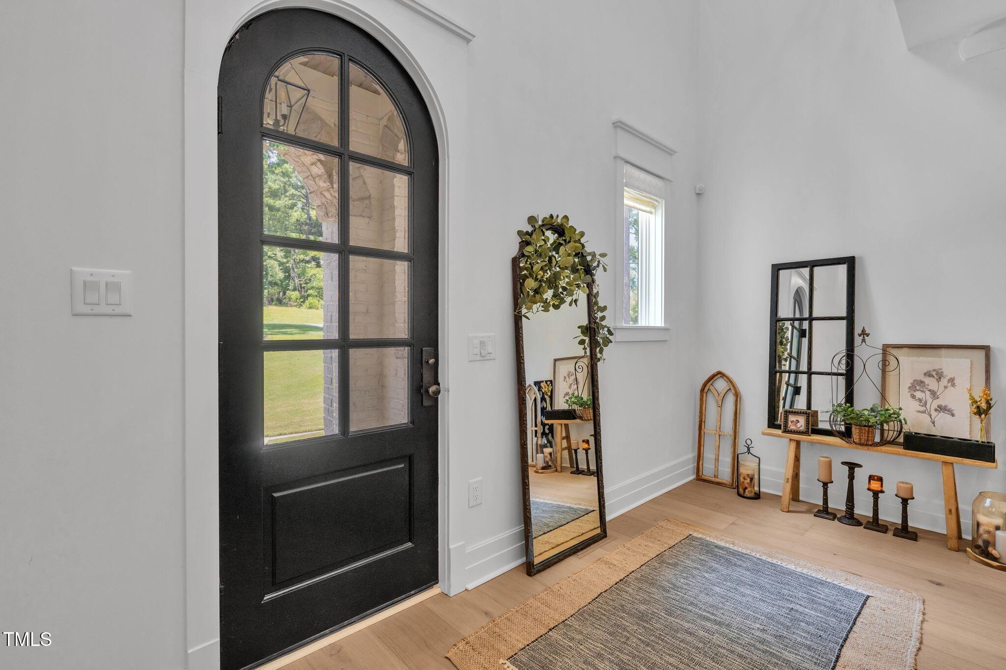 Image 4: Foyer (1)