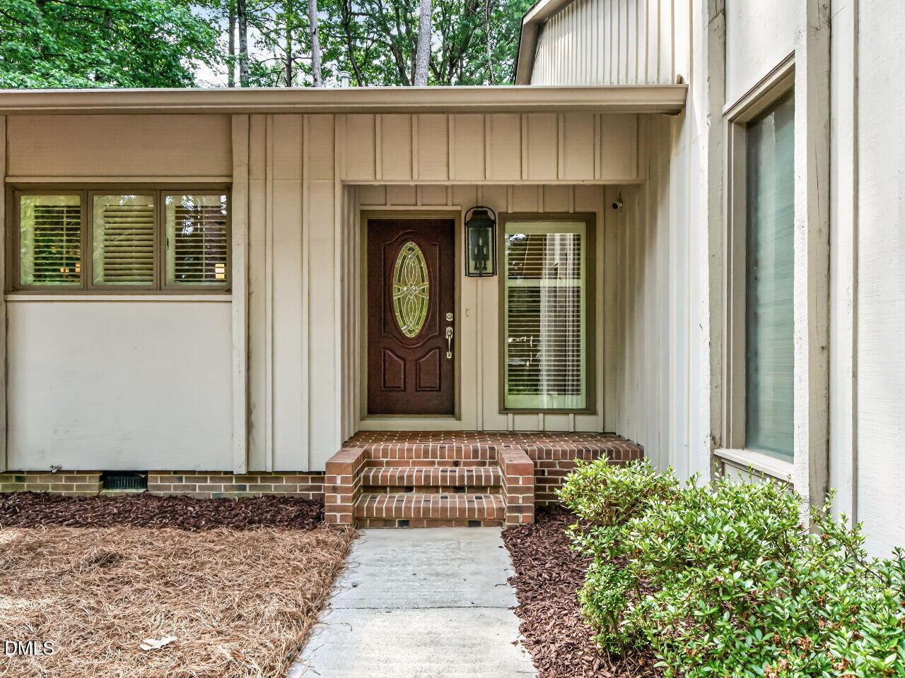 Image 3: 003-1280x960-front-porch