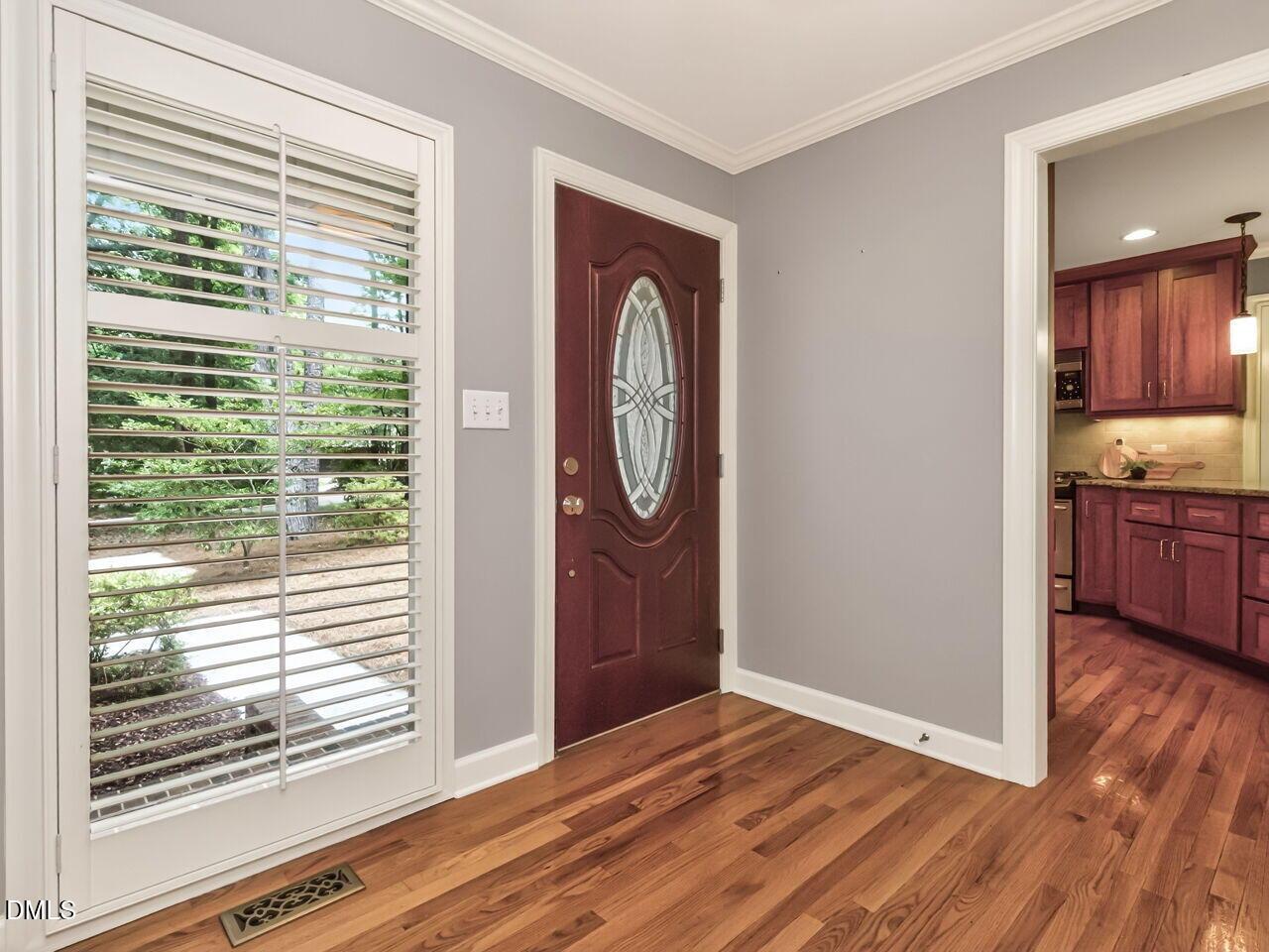 Image 4: 004-1280x960-foyer