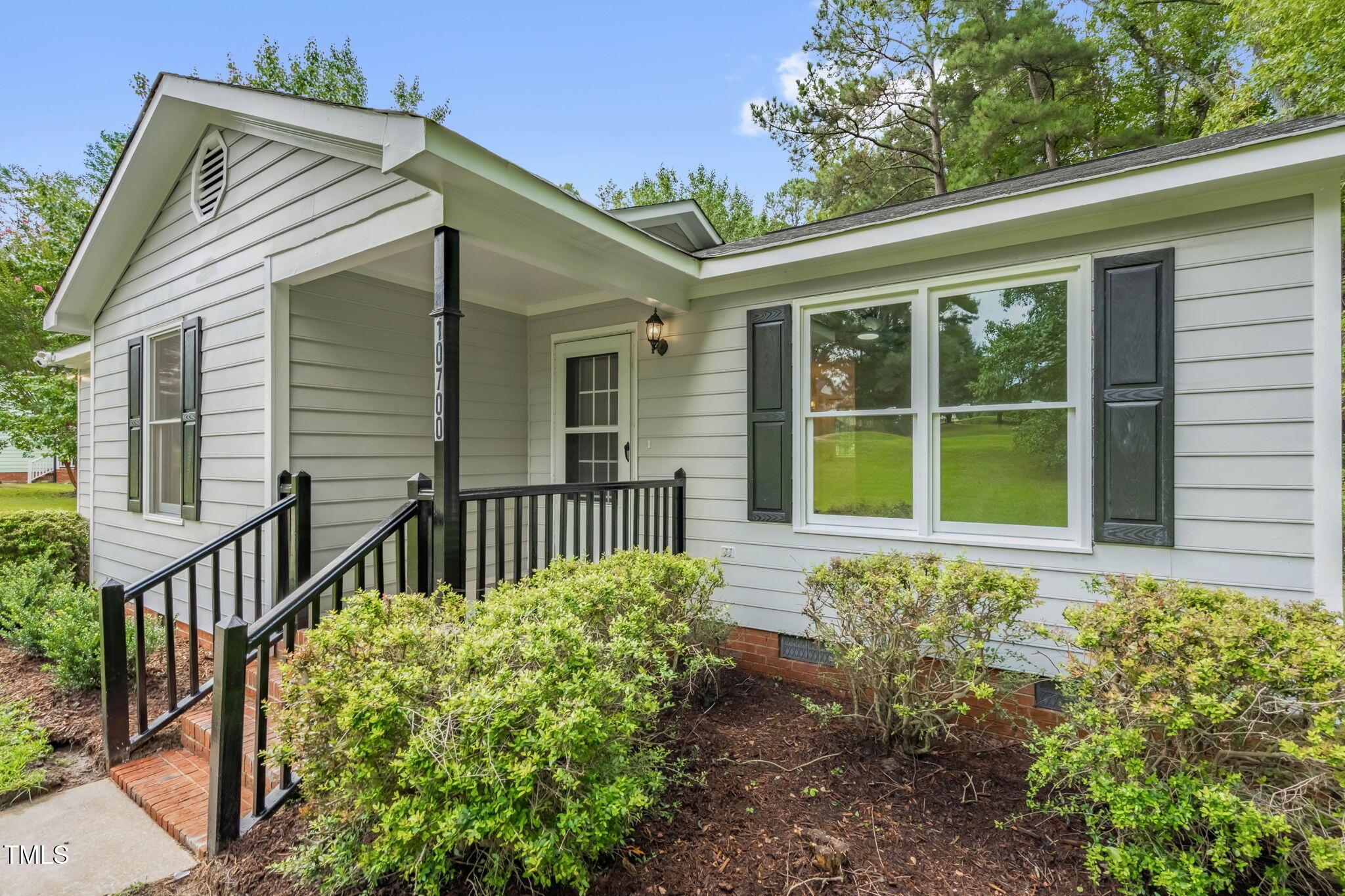 Image 2: 4-web-or-mls-10700 Patrician Way-4