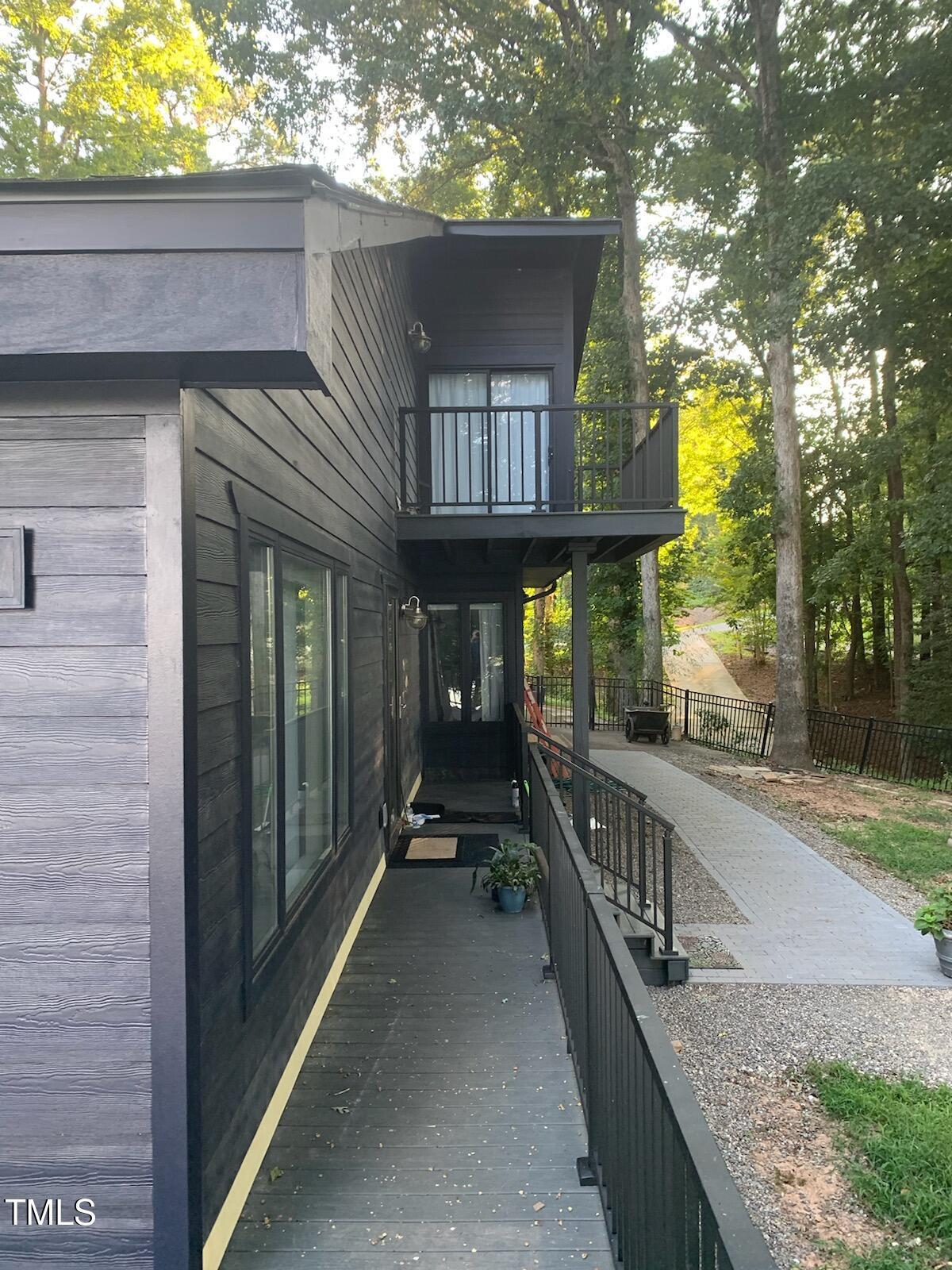 Image 4: Walkway to Deck and Sidde Entrance